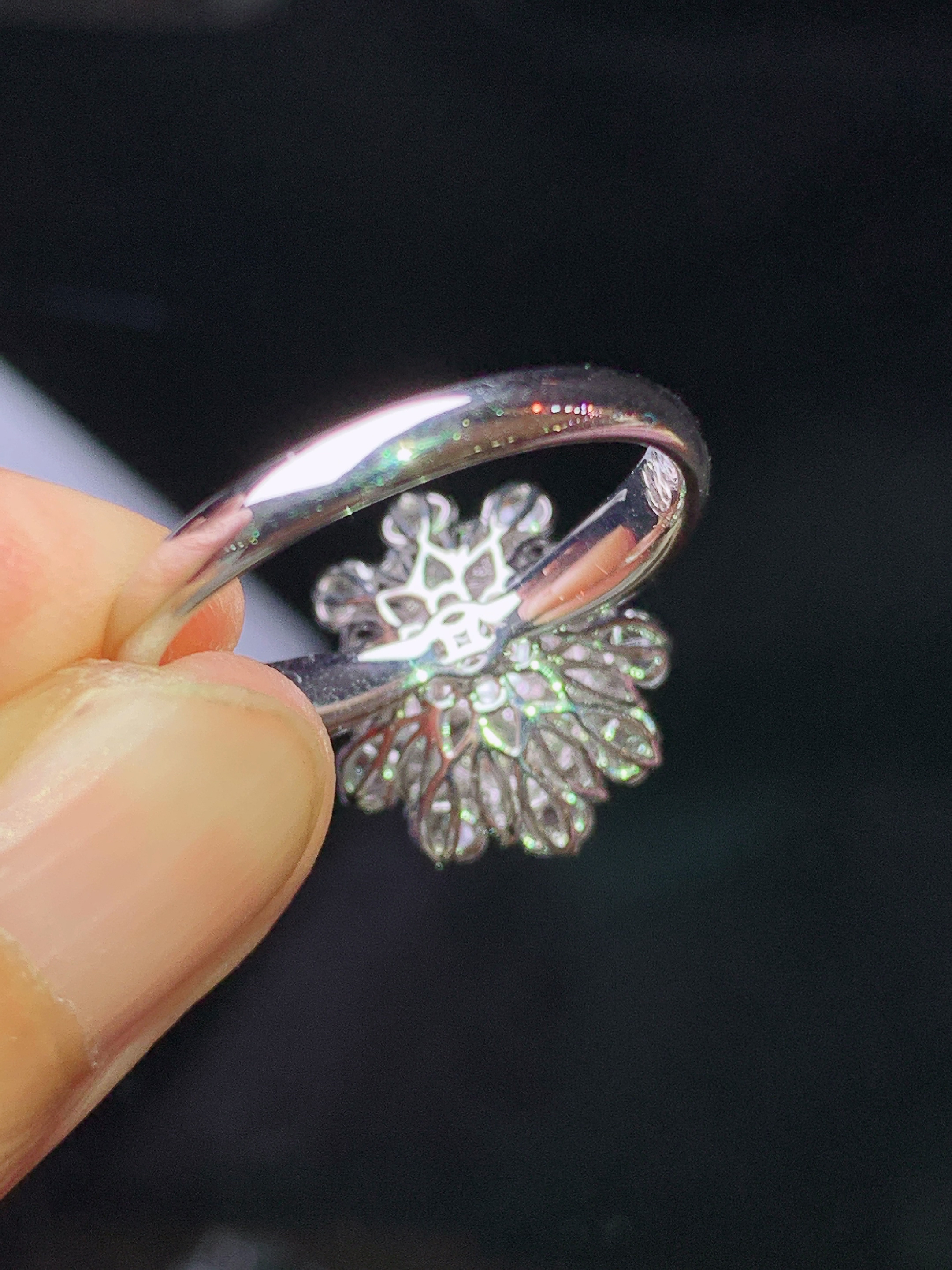 18k金钻镶嵌翠绿蛋面戒指 玉质细腻 色泽艳丽清新 水润亮眼 圈口14 整体尺寸14.8*13*11.5k1