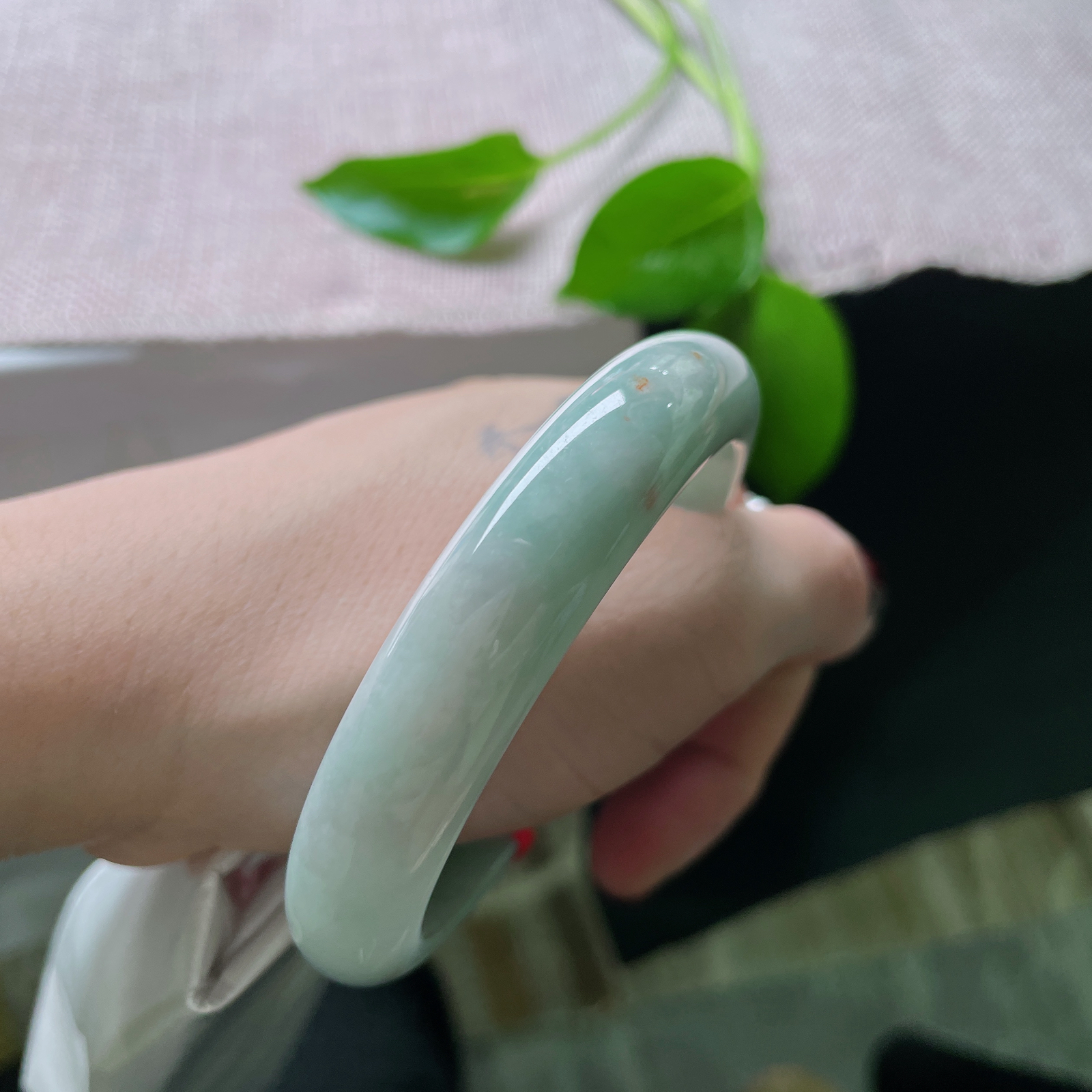 57.5/12.6/8.1，浅绿底正圈，腕间一泓翠，温润自生光。一点小细纹不影响..