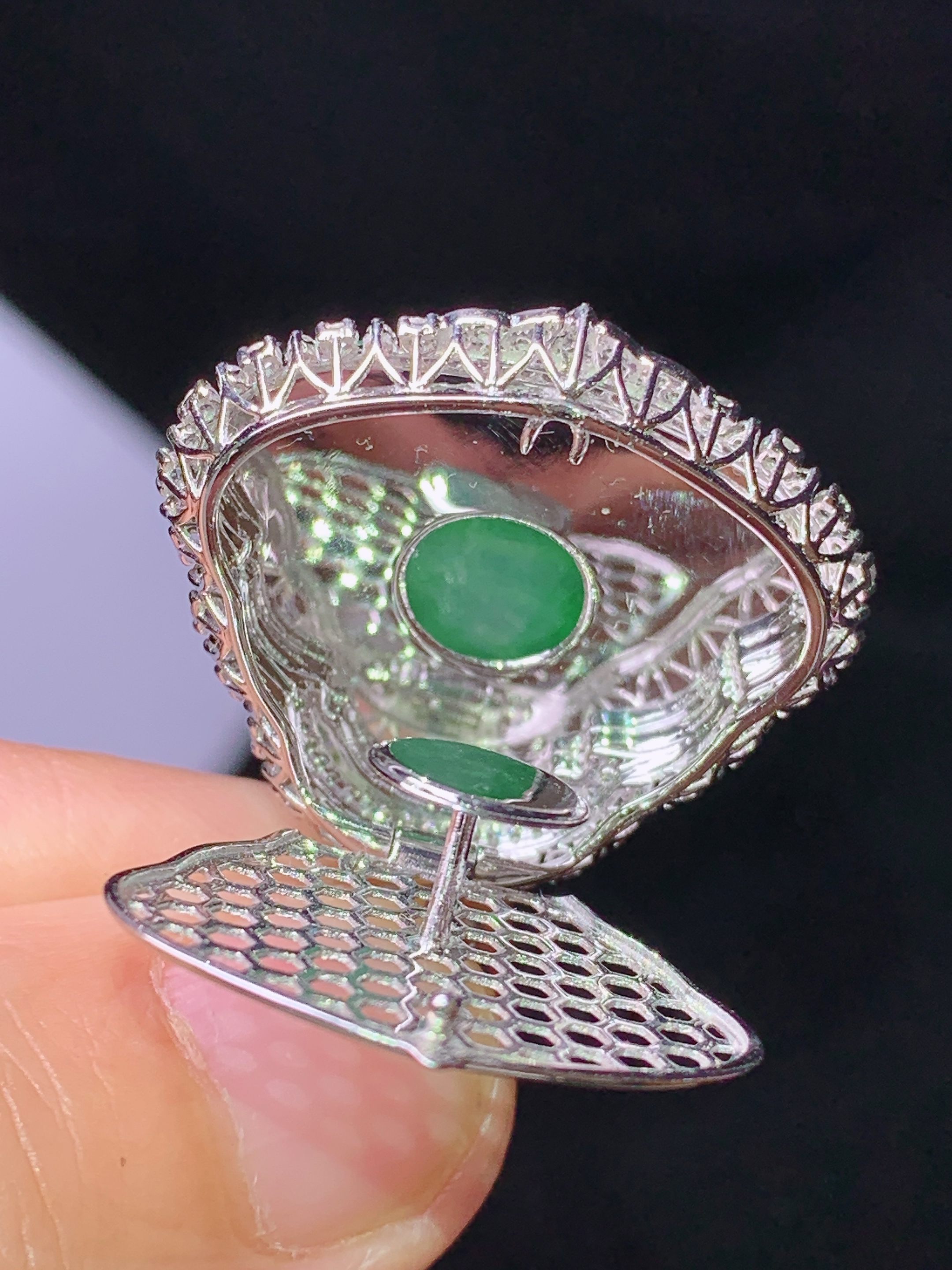 18k金钻镶嵌翠绿佛公吊坠 玉质细腻 色泽艳丽清新 水润亮眼 整体尺寸31.3*26.5*9.8k1