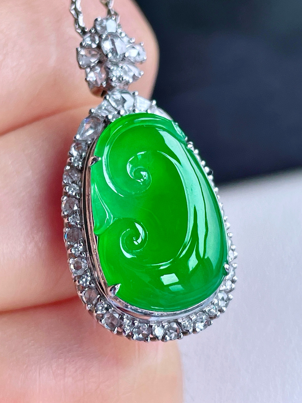 【镶嵌】高冰阳绿如意吊坠  
【说明】缅料 18k金镶嵌 性价比高  
【整体】31.3-15.8