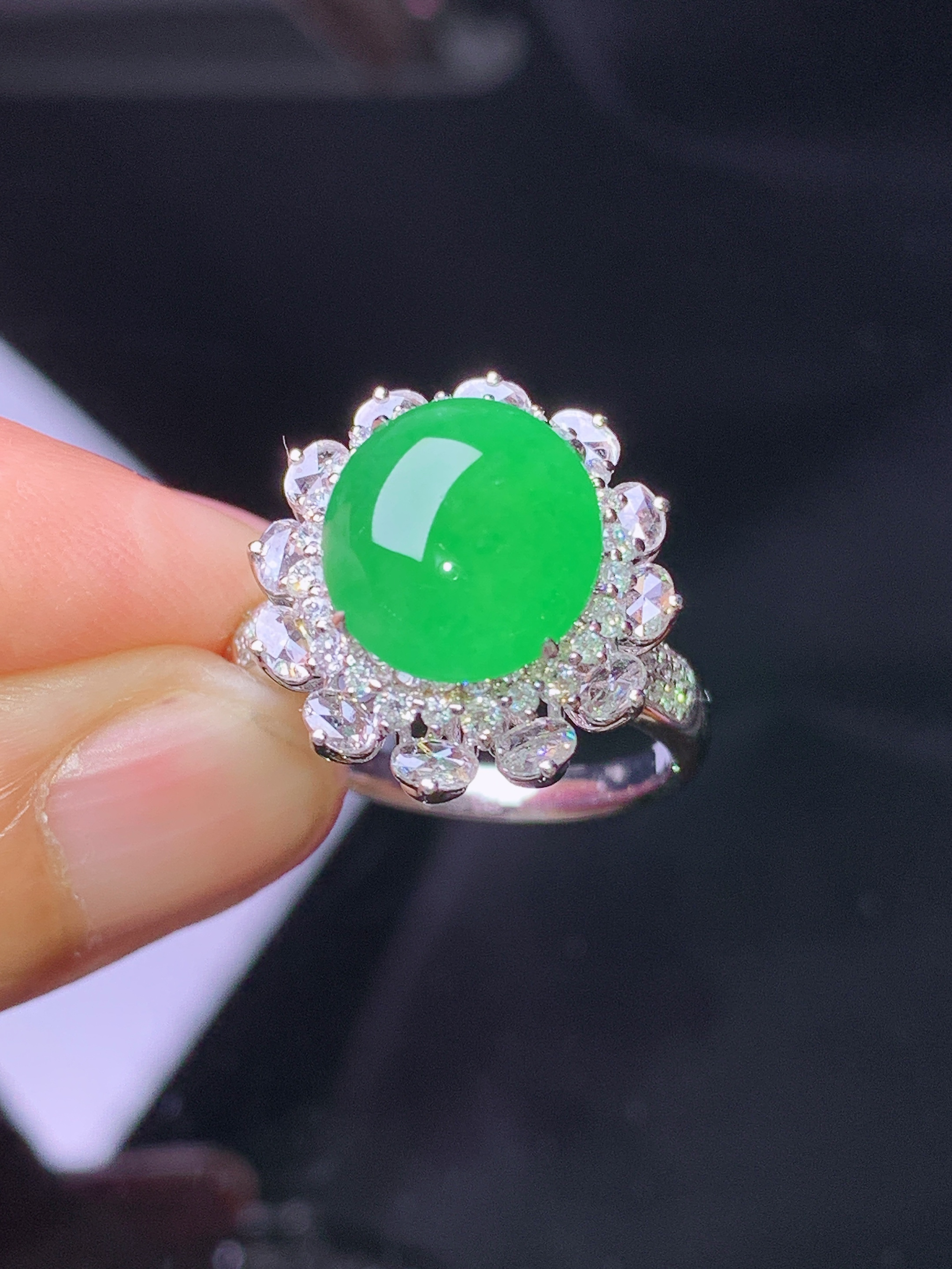 18k金钻镶嵌翠绿蛋面戒指 玉质细腻 色泽艳丽清新 水润亮眼 圈口14 整体尺寸17.2*16*11.8k1