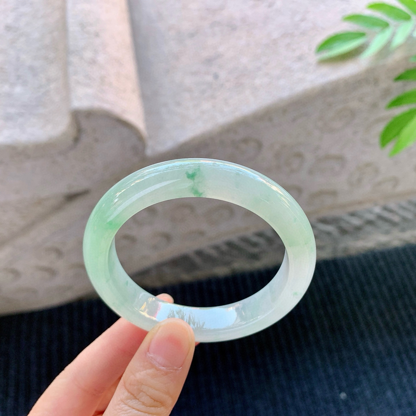 正圈53 54
【圈口】54/11.5/8.5
【描述】冰糯飘绿，水润，种老，细腻，无纹裂！