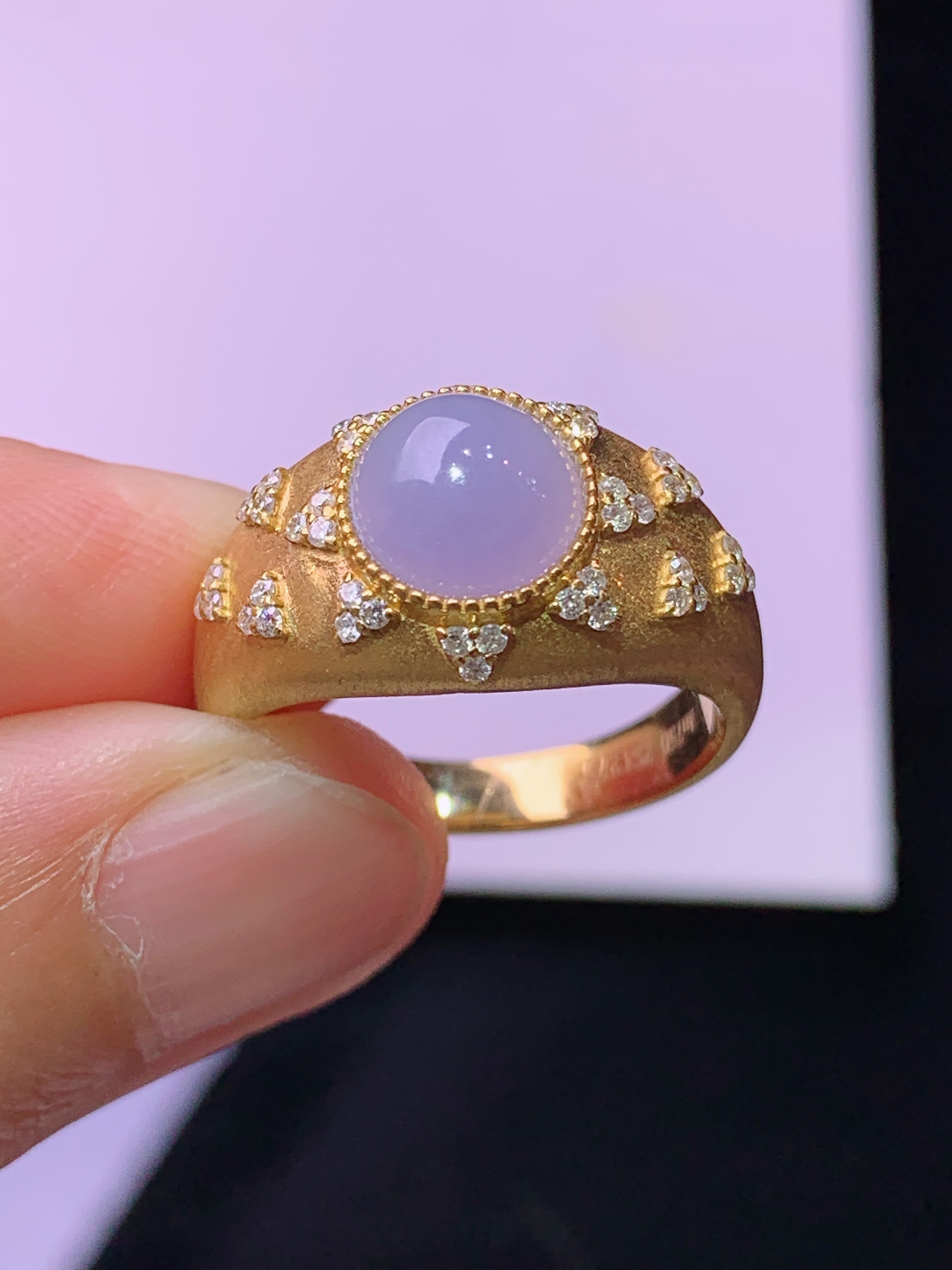 18k金钻镶嵌紫罗兰蛋面戒指 玉质细腻 色泽艳丽清新 水润亮眼 圈口14.5 裸石尺寸7.8*3
