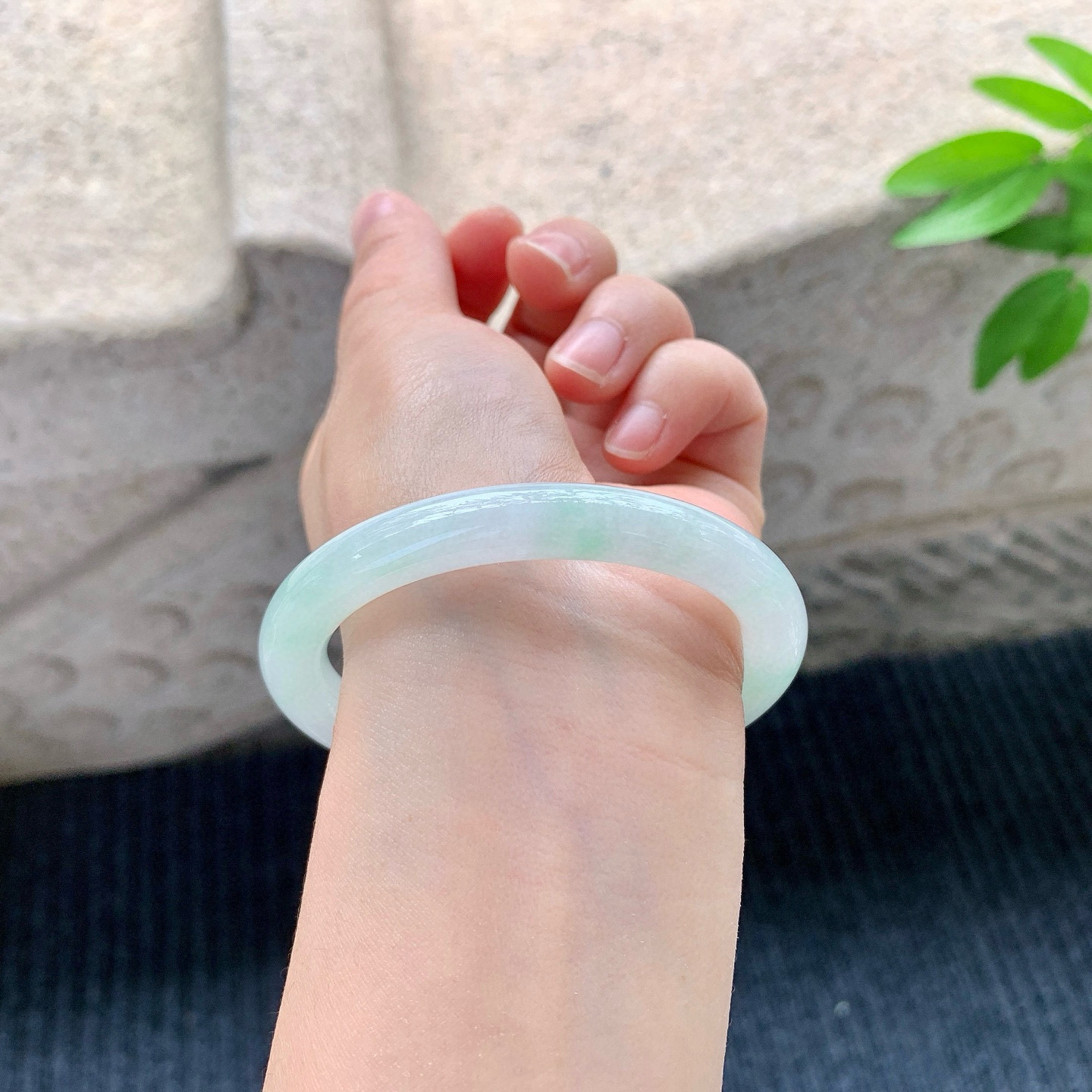 圆条54 55
【圈口】55/8.5/8.3
【描述】糯冰飘绿，水润，种老，细腻，无裂纹！