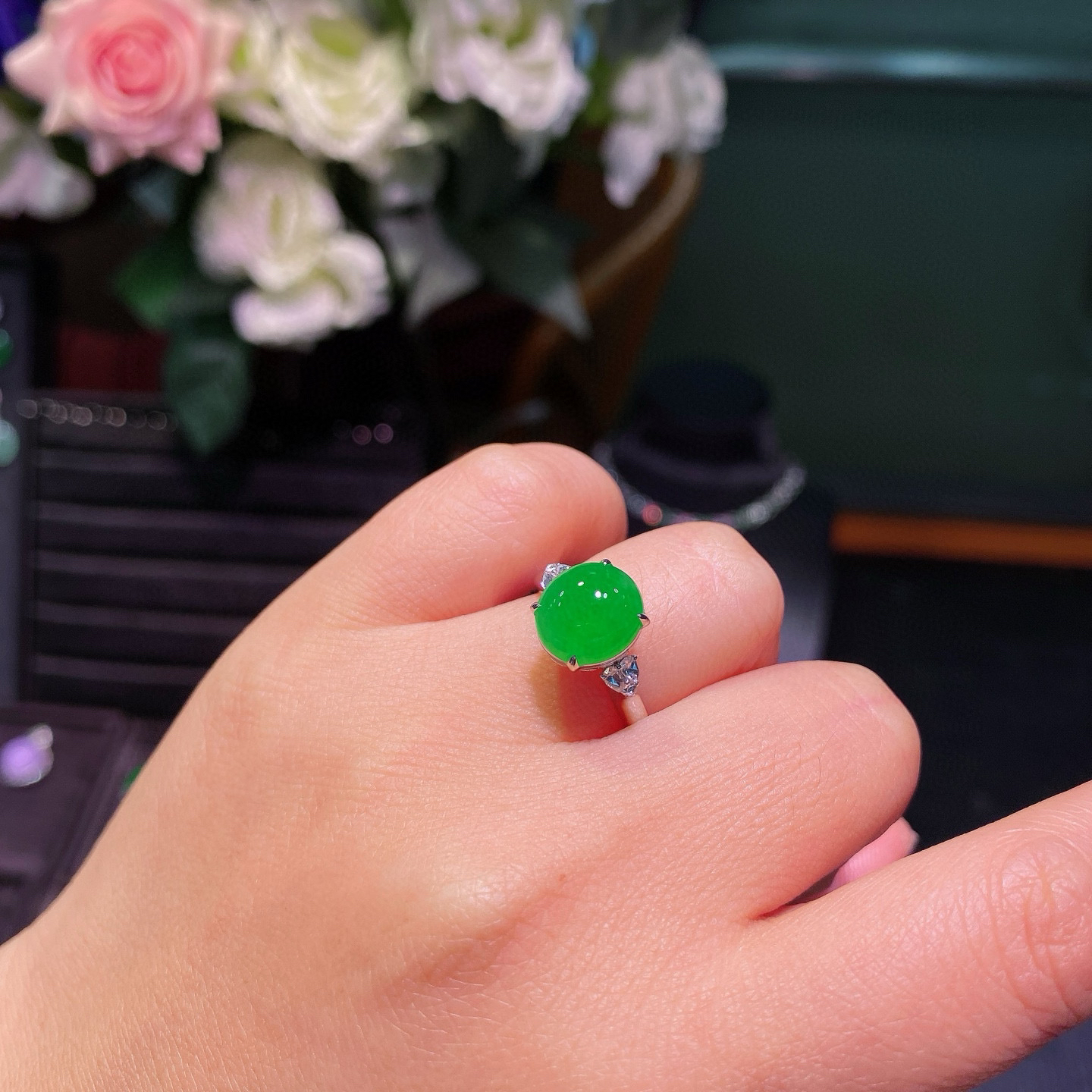 18K金镶嵌缅甸满绿翡翠蛋面戒指