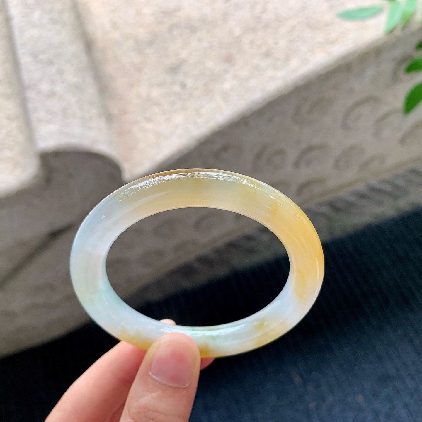 圆条49 50
【圈口】50.5/9/9
【描述】冰糯黄翡，水润，种老，细腻，无纹裂！