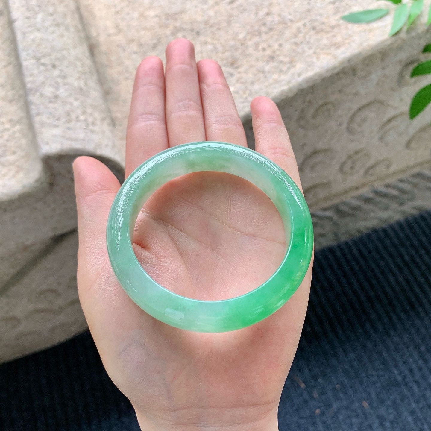 正圈52 53
【圈口】53.6/12.7/8.4
【描述】冰糯阳绿，水润，种老，细腻，无纹裂！