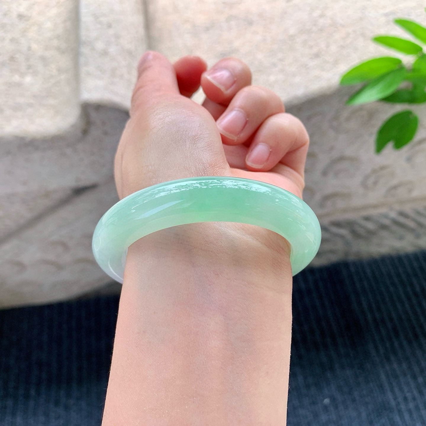 正圈51 52
【圈口】52.9/11.4/9.3
【描述】糯冰果绿，水润，种老，细腻，无纹裂！