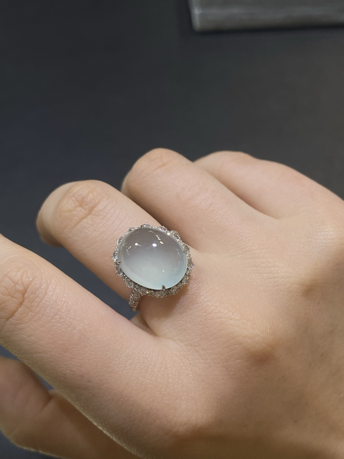 18Ｋ淡天空蓝白冰蛋面戒指

整体18/15.4/9.6
裸石15.1/12.2/4.3