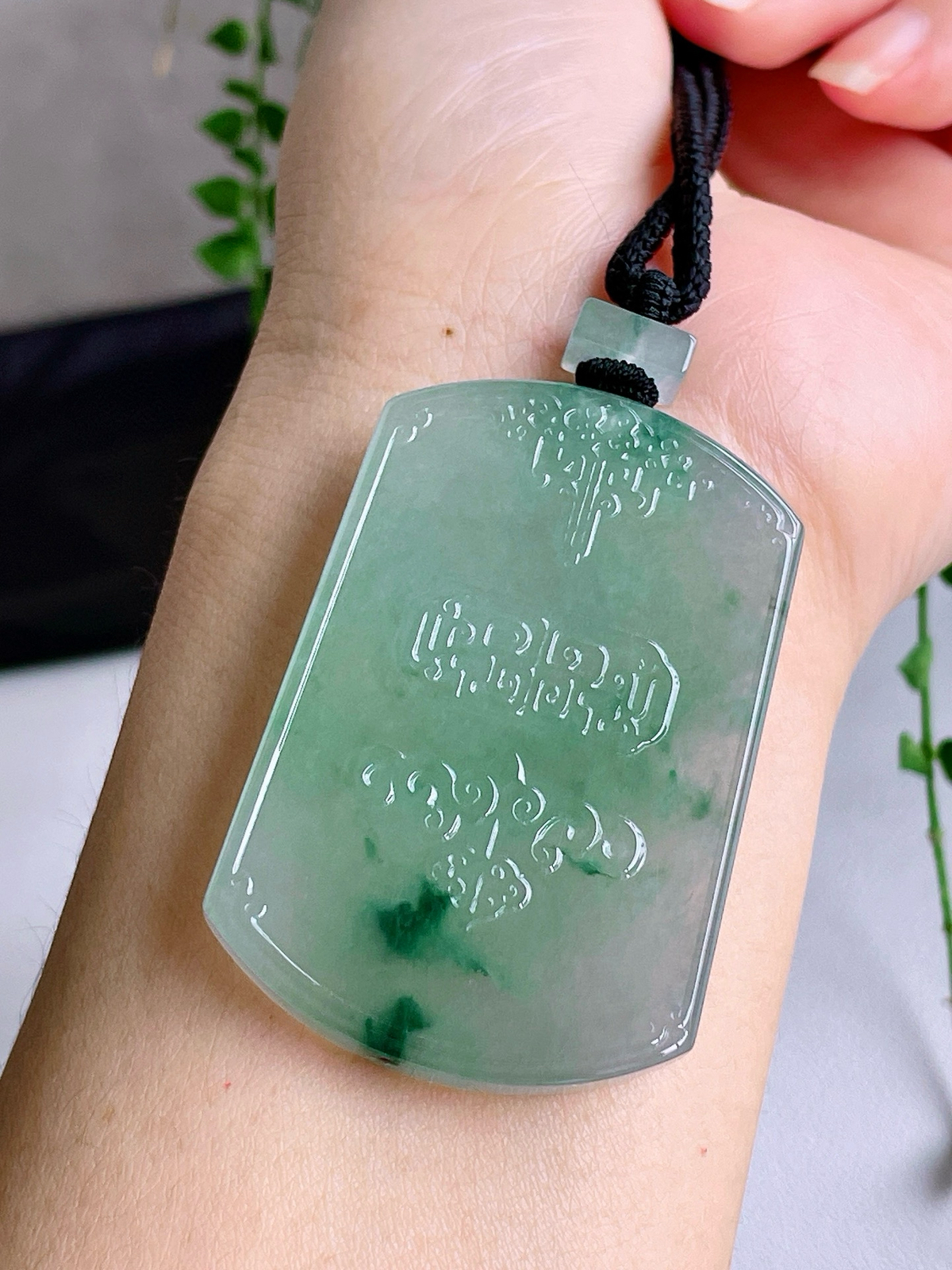 【裸石】冰飘绿花仿古牌无事牌吊坠
【说明】缅料 性价比高  飘花
【尺寸】54.7-36.8-5.8
