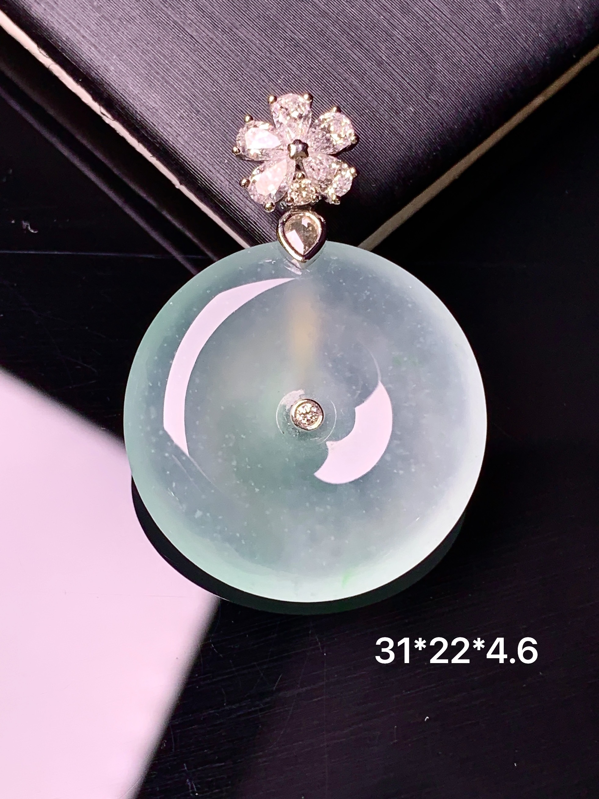 18k金钻镶嵌冰种平安扣吊坠 玉质细腻 色泽艳丽清新 水润亮眼 整体尺寸31*22*4.6m5