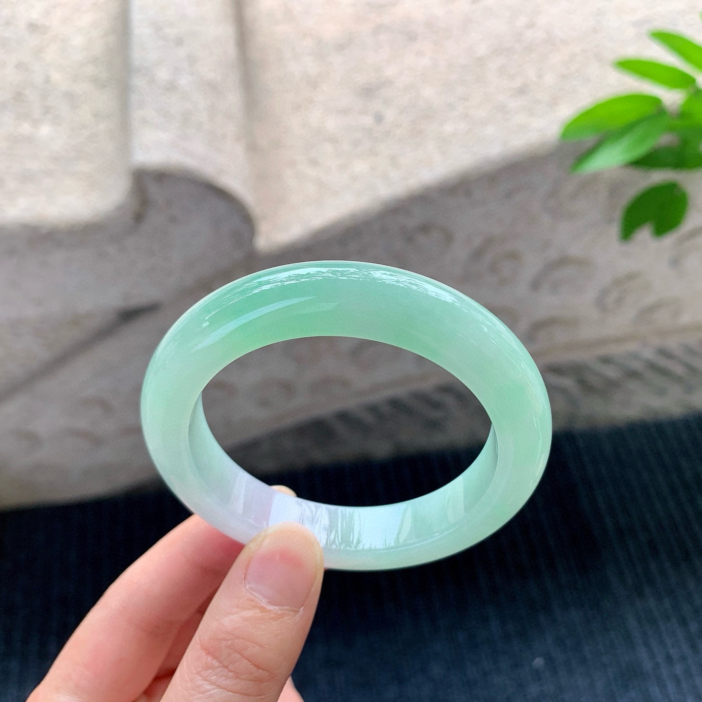 正圈51 52
【圈口】52.9/11.4/9.3
【描述】糯冰果绿，水润，种老，细腻，无纹裂！