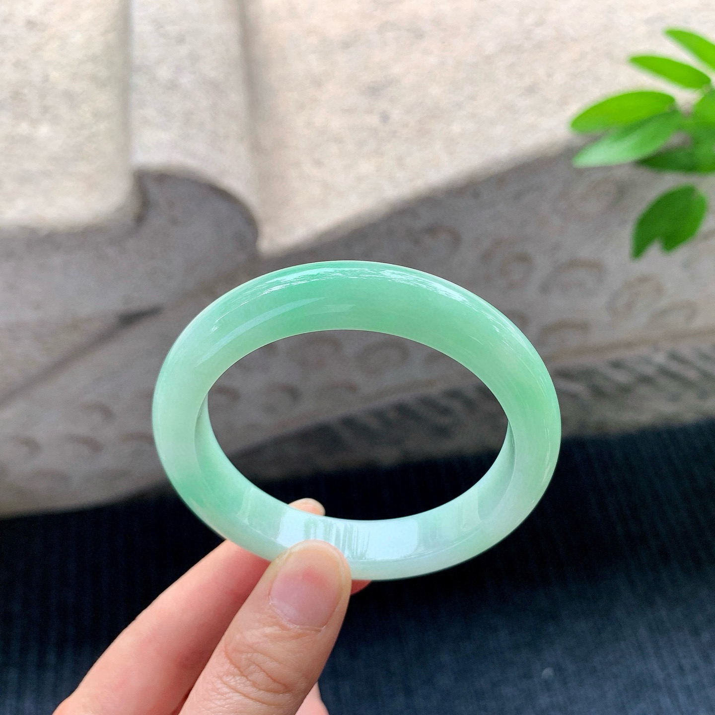 正圈53 54
【圈口】54.4/11.2/8
【描述】细糯飘绿，水润，种老，细腻，无纹裂！