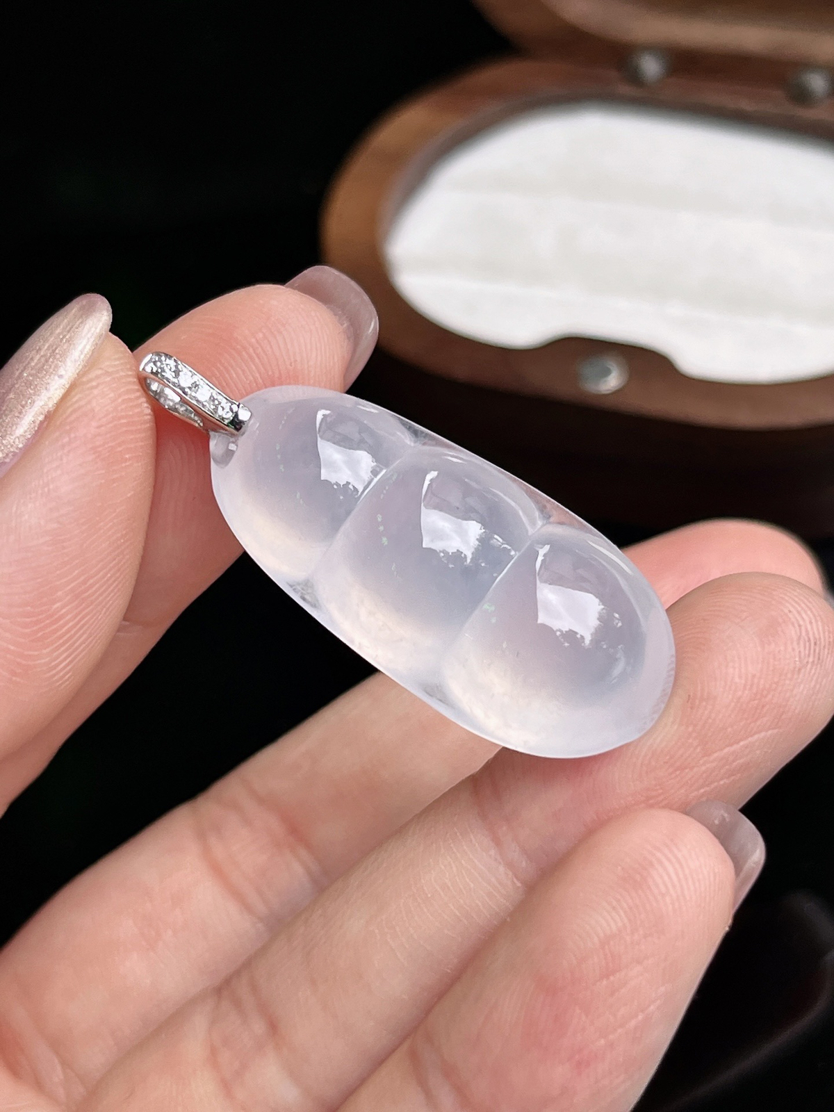 冰种福豆吊坠
裸石尺寸32.7-15.2-9.8mm