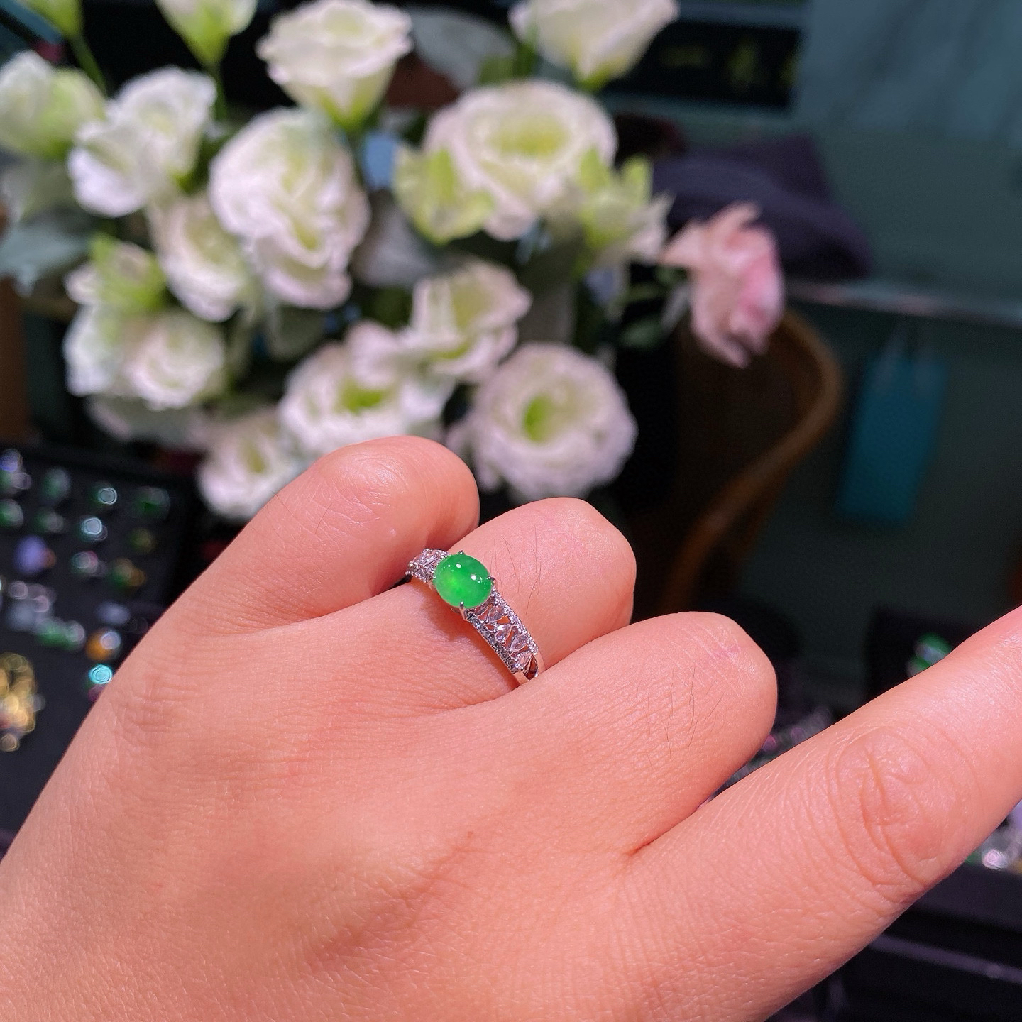 18k金镶嵌缅甸满绿翡翠蛋面戒指