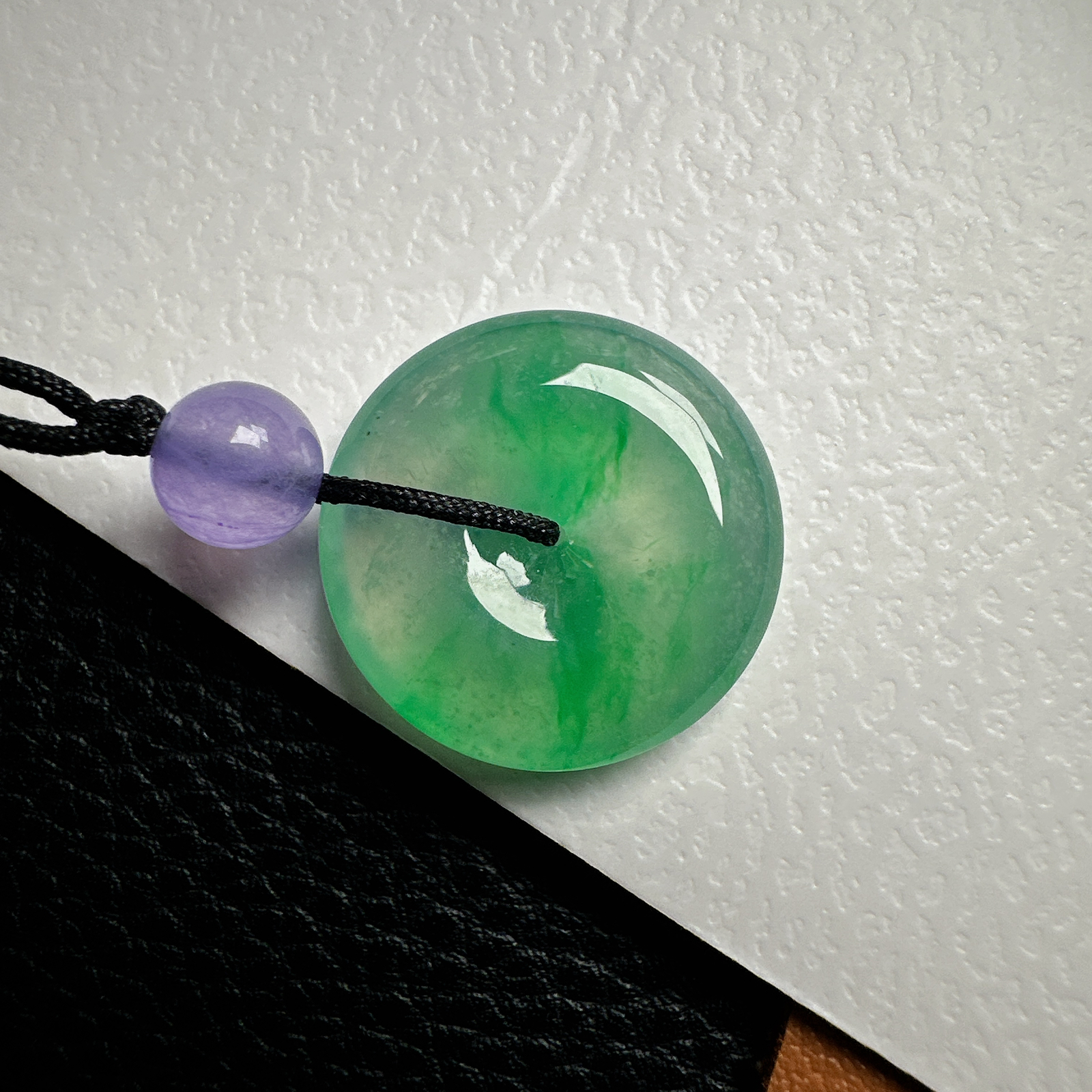 【冰种飘阳绿平安扣】质地细腻，品质很好，冰感十足，胶感明显，收藏品质