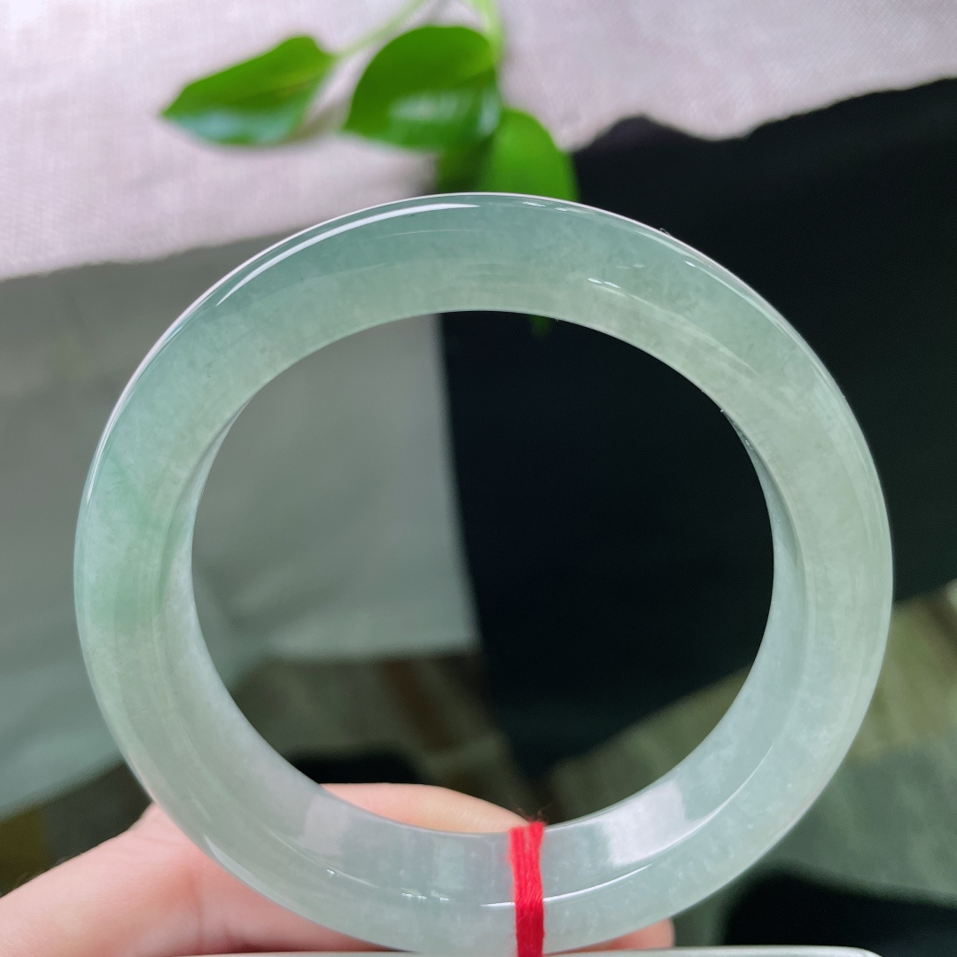 56/12.5/8.5，冰蓝正圈，晶莹剔透，是一种清冷、纯净、又暗藏故事的颜色。，ss50198a