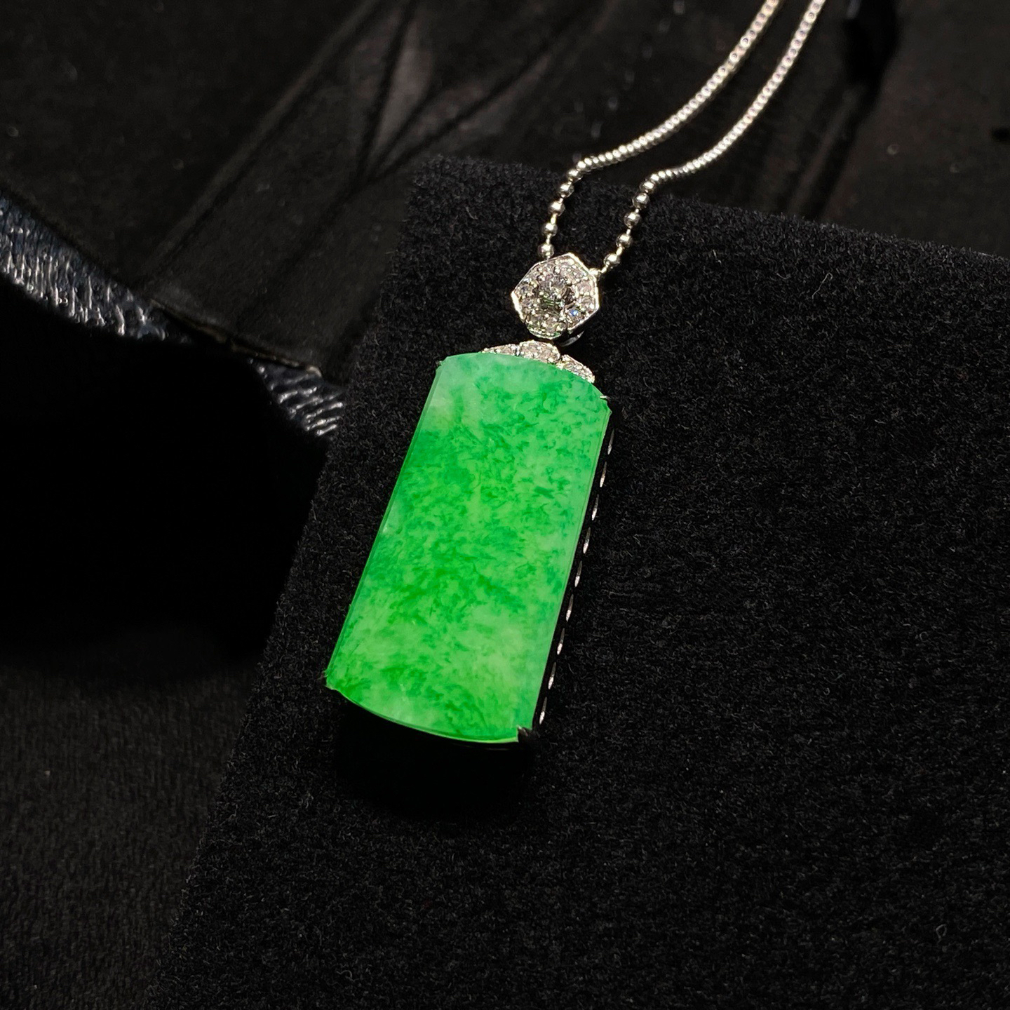 阳绿·无事牌

独一份的满色阳绿方牌，藏着翡翠的盛意