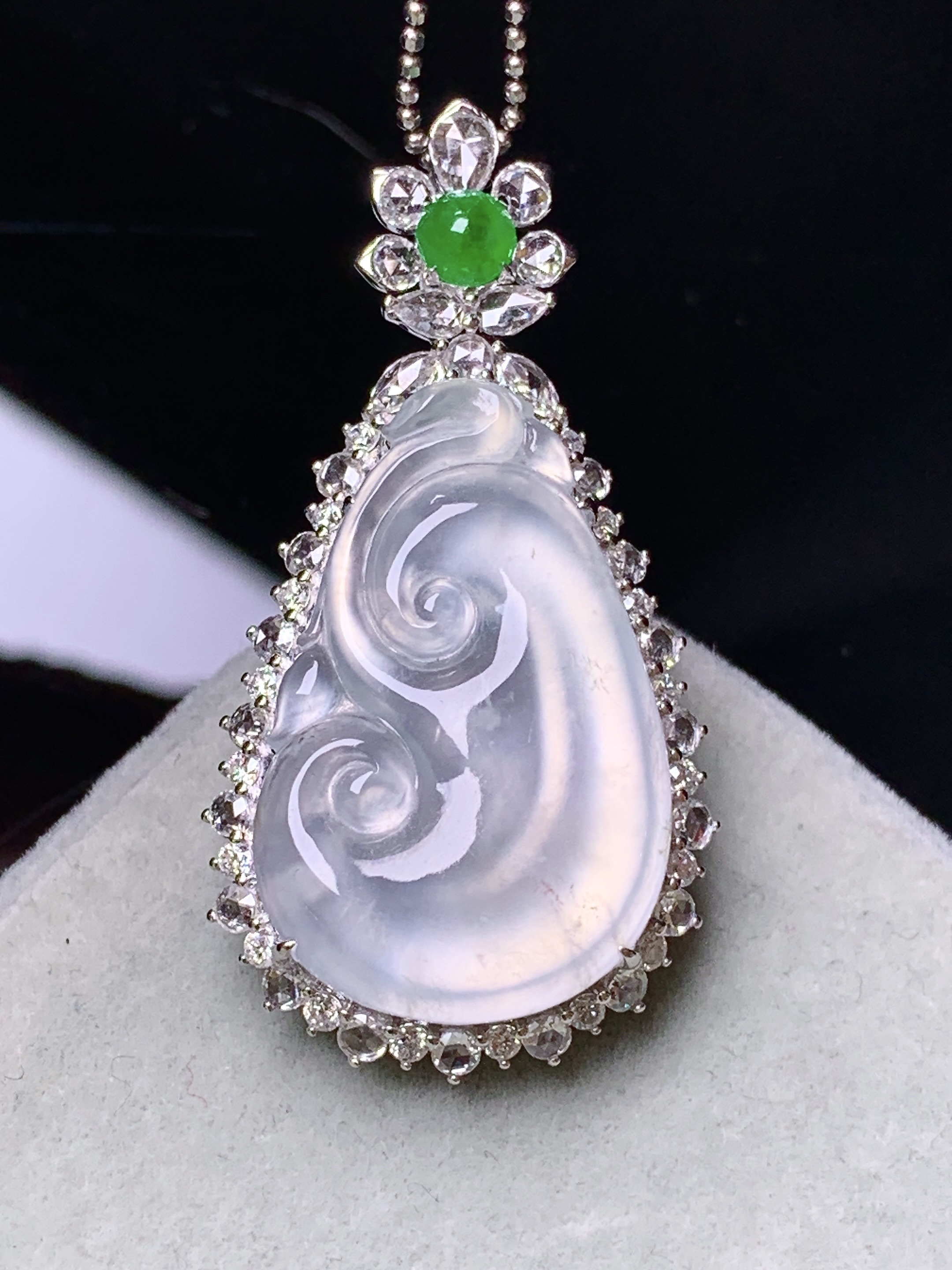 18k金钻镶嵌吊坠 玉质细腻 色泽艳丽清新 水润亮眼 整体尺寸38.8*20.2*8.5m5