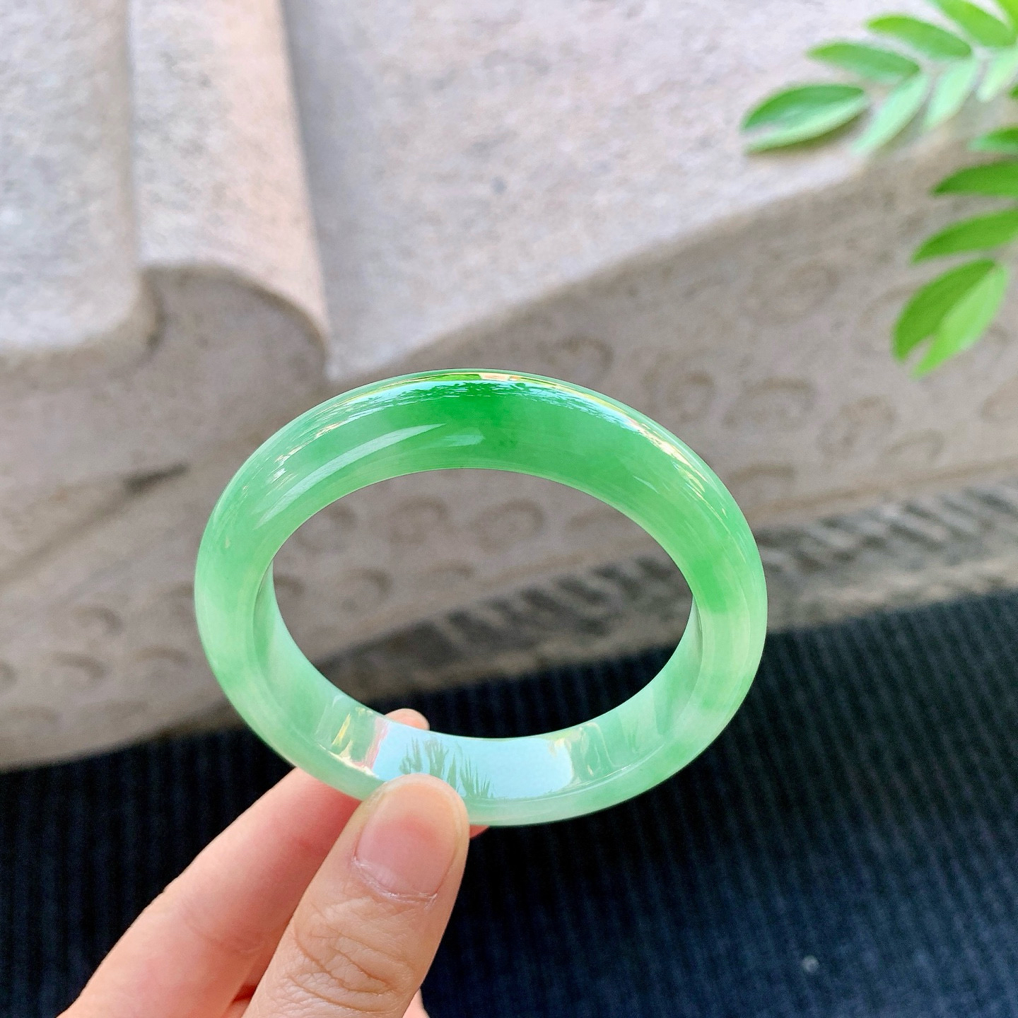 正圈53 54
【圈口】54.7/12.2/8.4
【描述】飘辣绿，水润，种老，细腻，无纹裂！