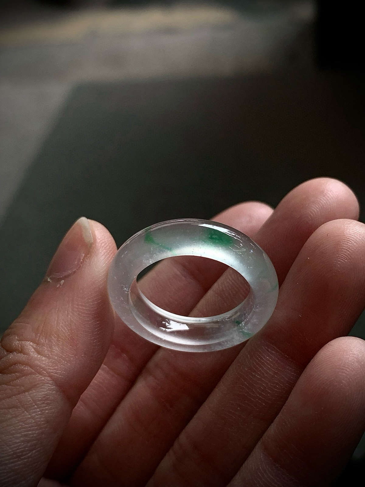 ️ 玻璃种戒圈一套，胶感爆棚，起强荧光。通透度极高，肉眼可见的纯净，质感通透如冰。
尺寸16.2×5/6×4.6，圈口16