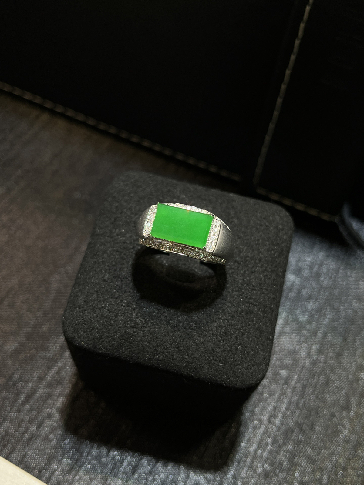 冰种满色阳绿马鞍男戒
-

尺寸看图一
18k金镶嵌