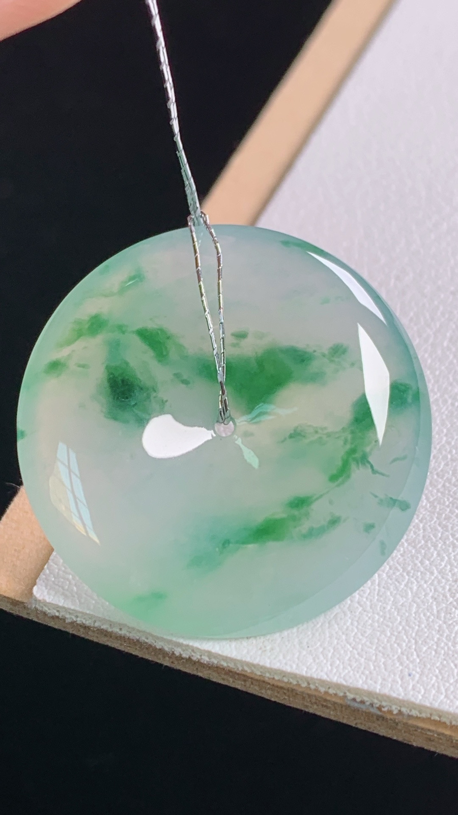 冰飘花平安扣
花色灵动，冰透起光
尺寸:28.7-5.6mm