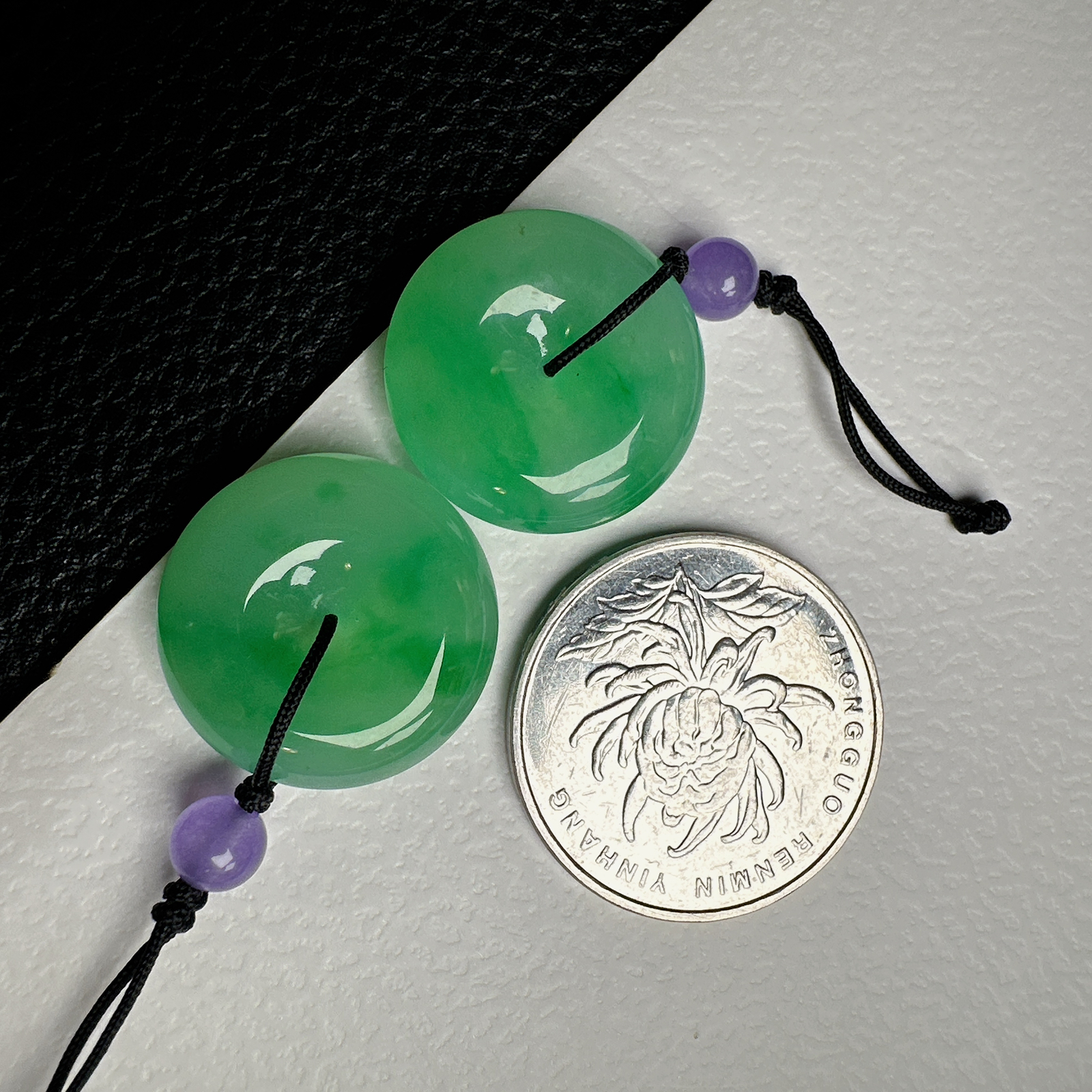 【冰种阳绿平安扣一对】质地非常细腻干净，冰润十足，种老冰透，收藏品质