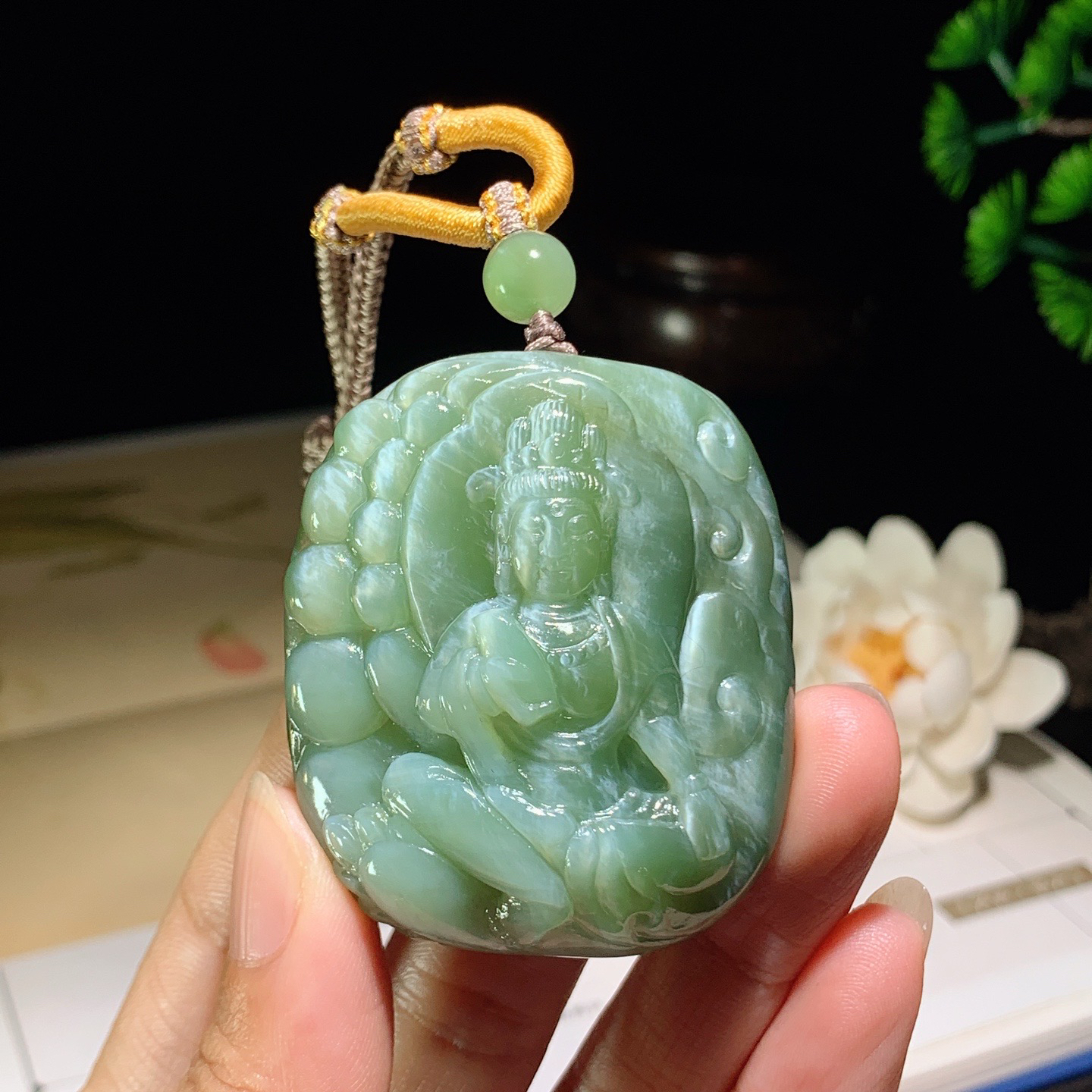 和田玉俄罗斯碧玉粉青猫眼观音挂件。尺寸51/43/19重69.8克 玉质细腻油润。手推出油。品相大气 lt260402