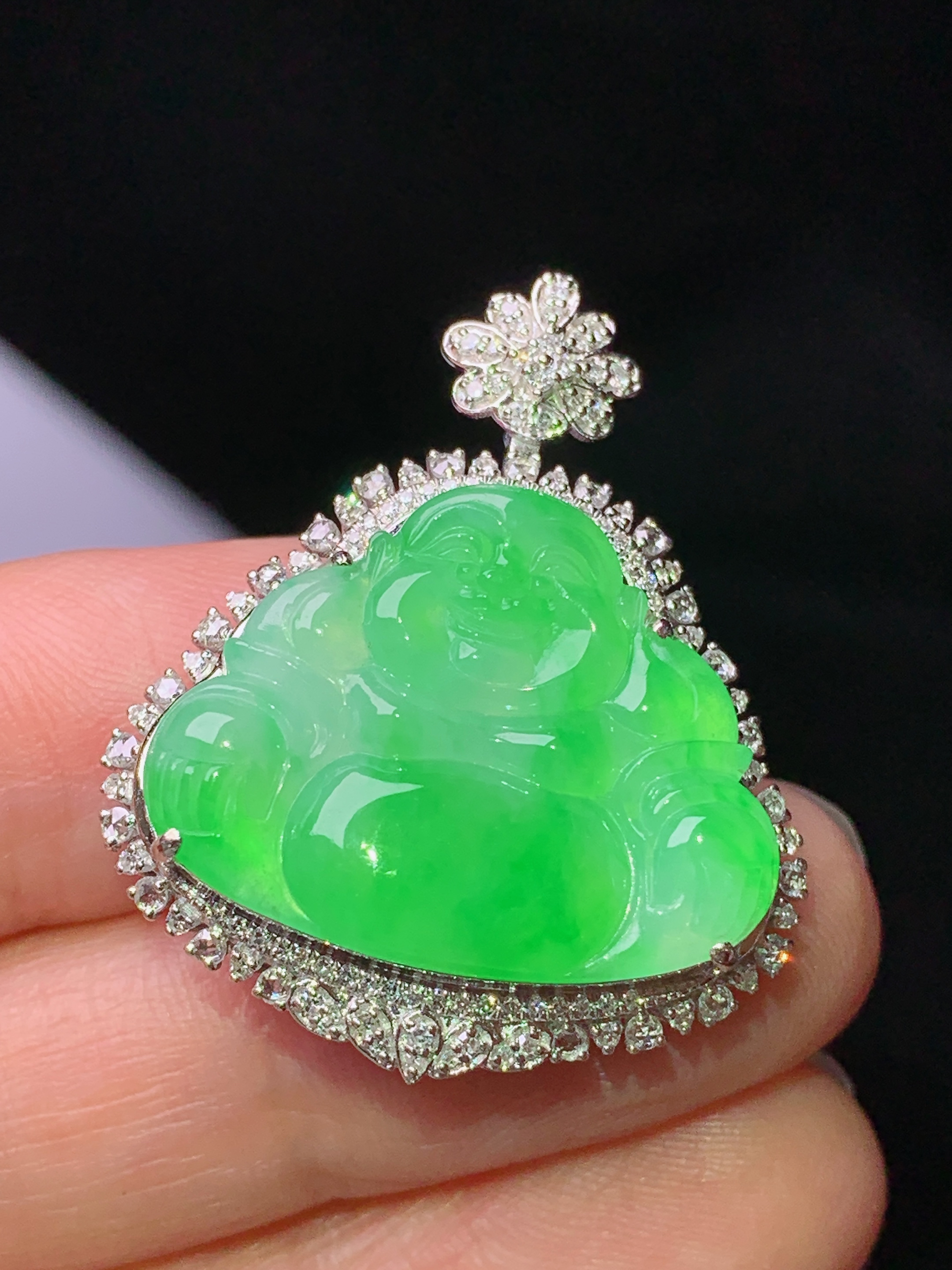 18k金钻镶嵌翠绿佛公吊坠 玉质细腻 色泽艳丽清新 水润亮眼 整体尺寸31.3*26.5*9.8k1