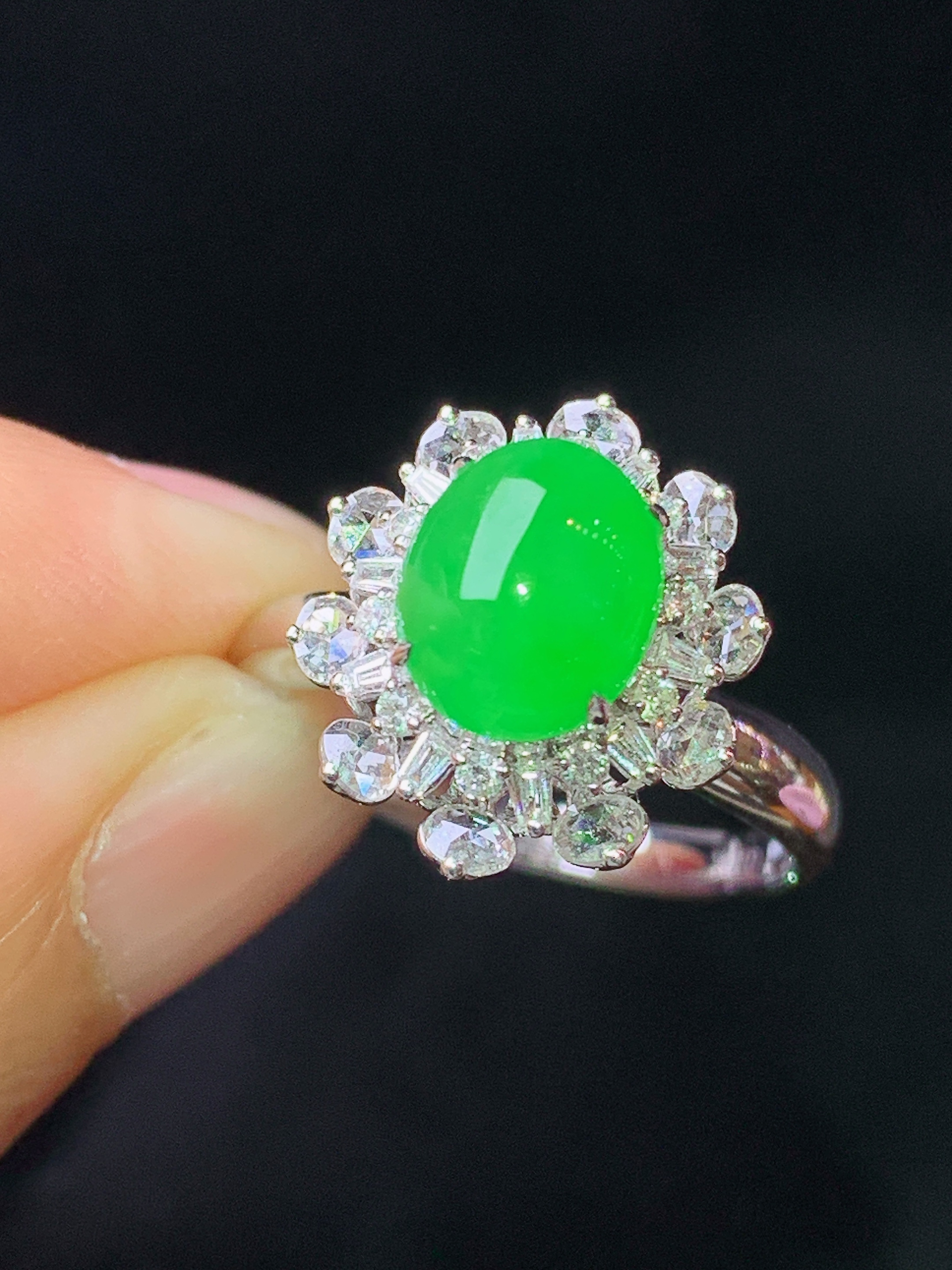 18k金钻镶嵌翠绿蛋面戒指 玉质细腻 色泽艳丽清新 水润亮眼 圈口14 整体尺寸14.8*13*11.5k1