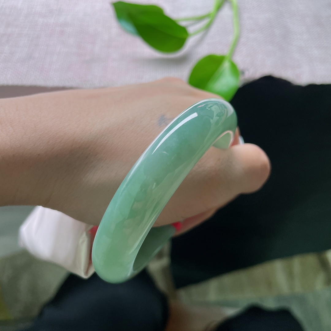 55/12.9/8.2，绿底正圈，柔润细腻，种老，底子干净清爽，皮纹，ss49021a