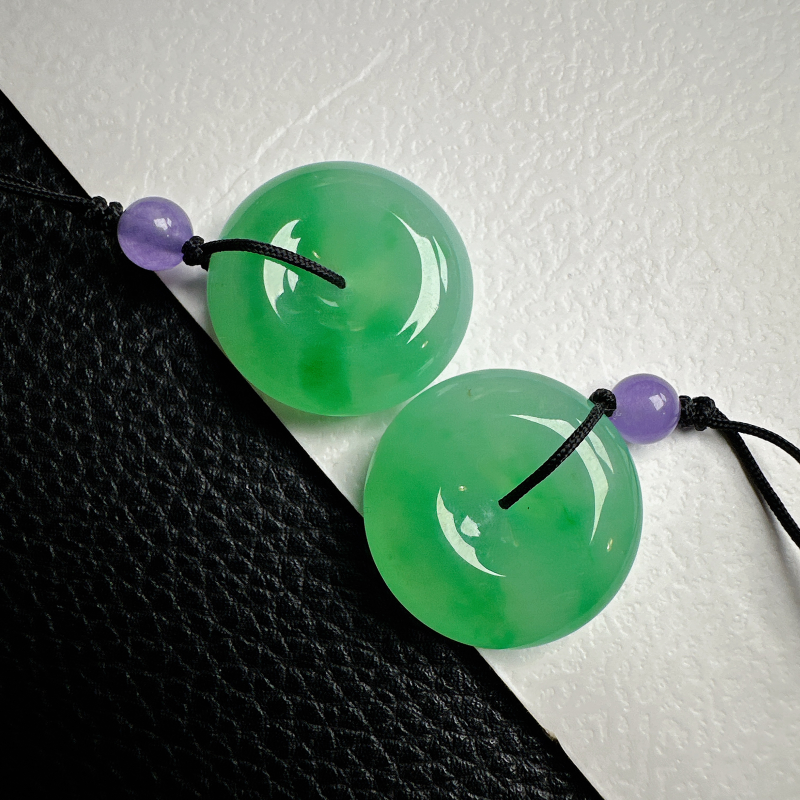 【冰种阳绿平安扣一对】质地非常细腻干净，冰润十足，种老冰透，收藏品质