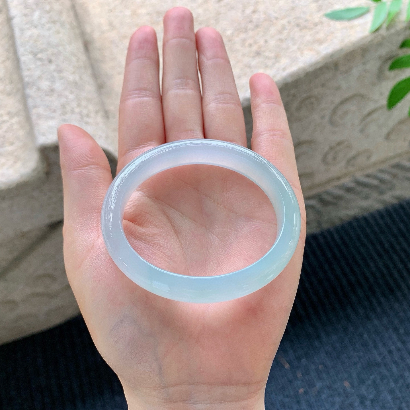 贵妃52 53
【圈口】53.5/45.8/10.8/7.3
【描述】糯冰晴底，水润，种老，细腻，无纹裂！