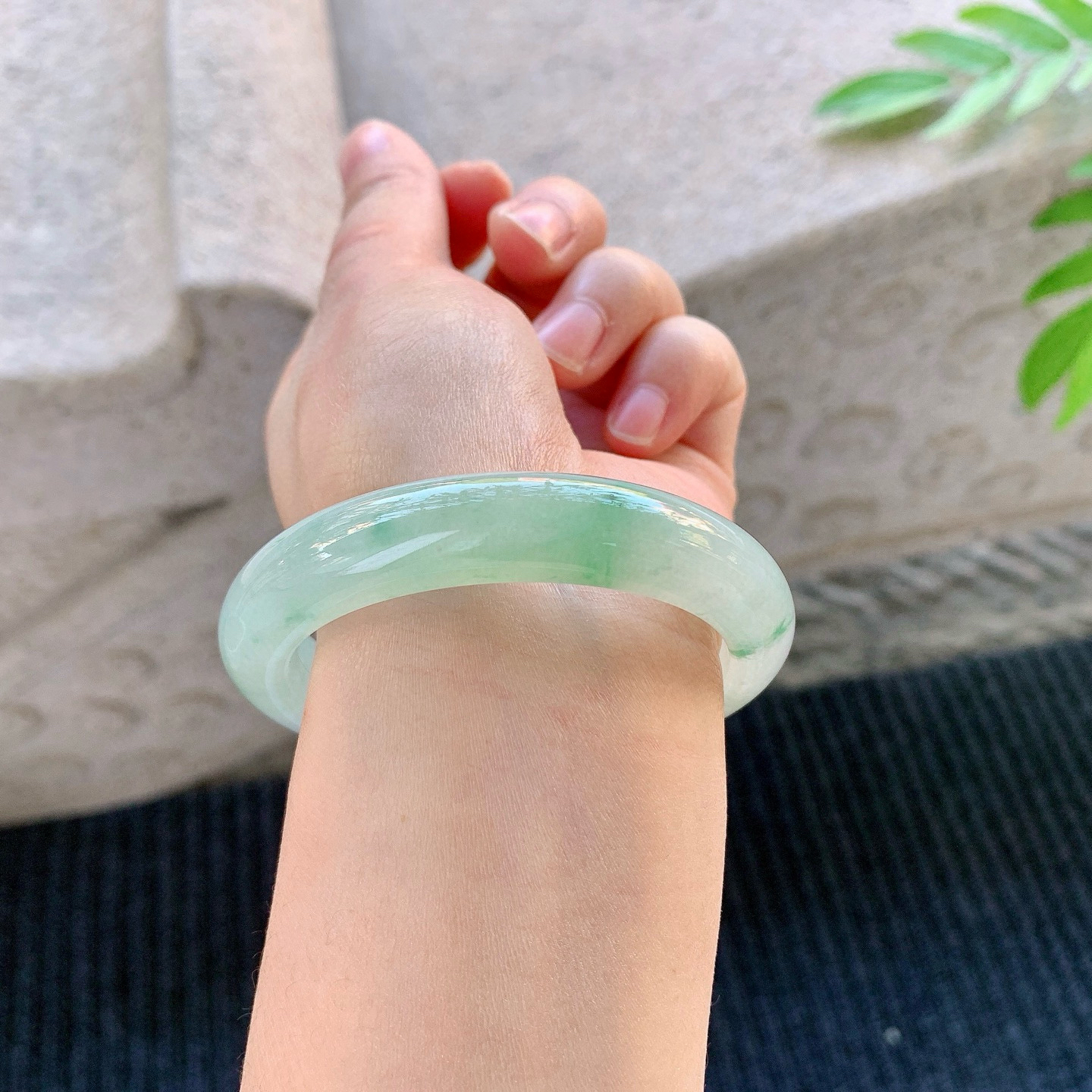 正圈53 54
【圈口】54/11.5/8.5
【描述】冰糯飘绿，水润，种老，细腻，无纹裂！