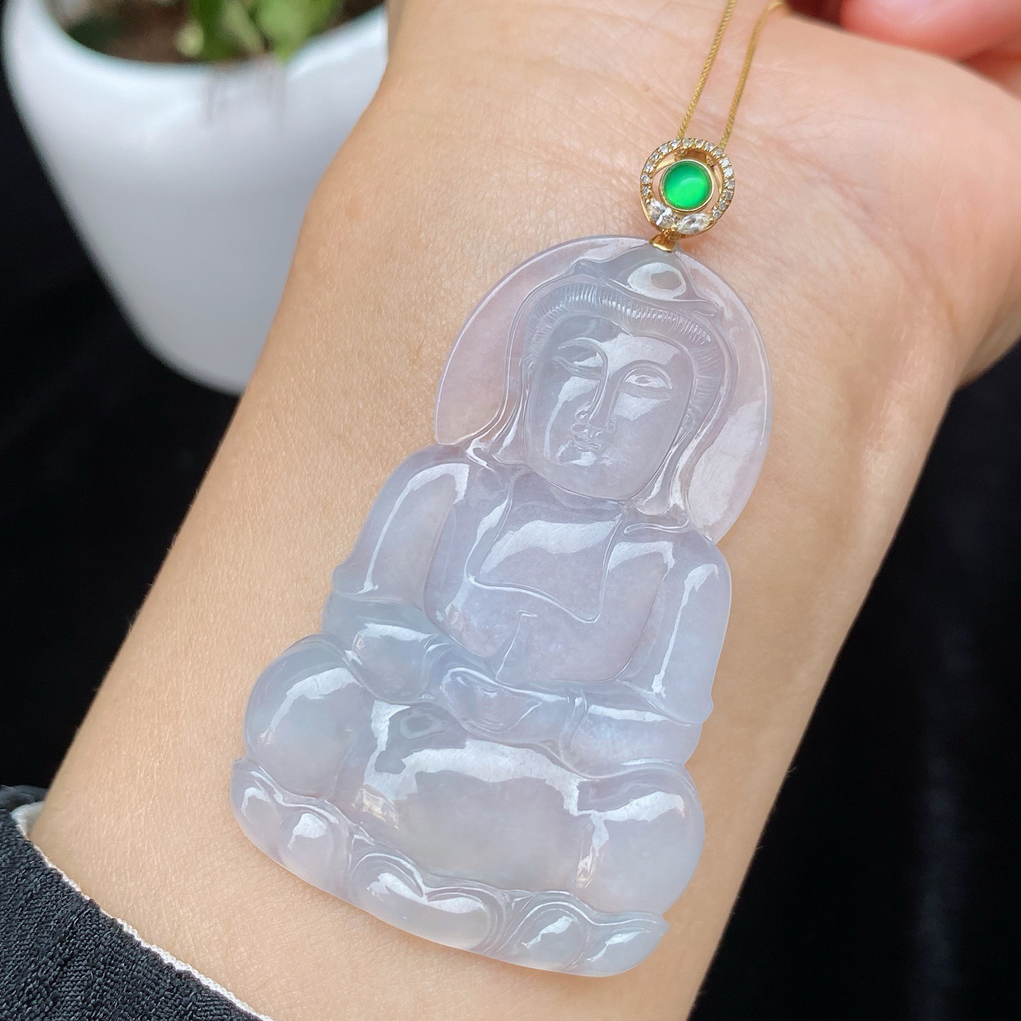 冰种观音吊坠 
冰透种好 雕工精细
料子纯净 精致简约
18k金镶嵌 高性价比‼️
尺寸如图一  