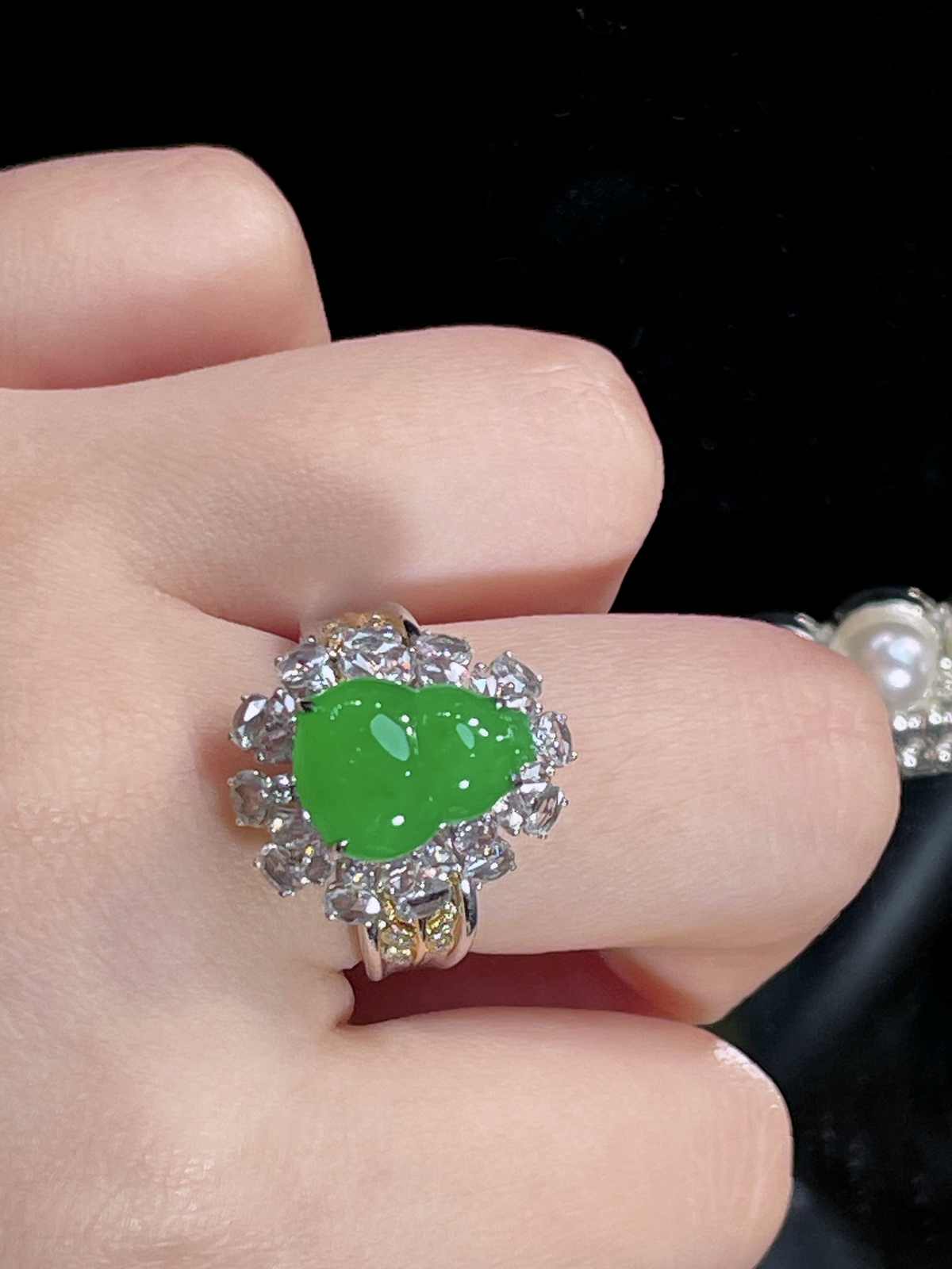 天然缅甸翡翠A货
满绿葫芦戒指
18k金镶嵌钻石 
细腻水灵 实拍接近