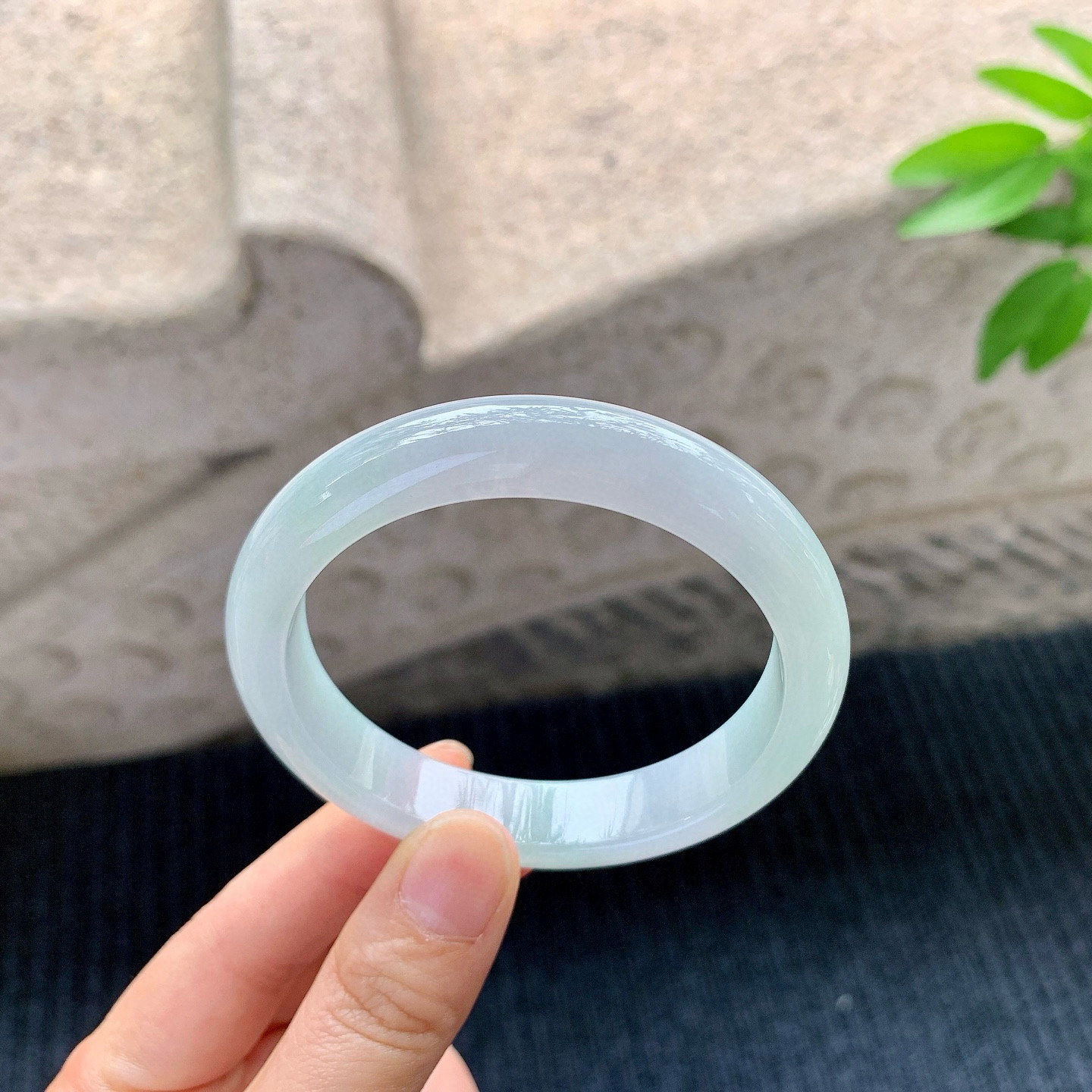 正圈56 57
【圈口】57/12/7.8
【描述】糯冰淡椿彩，水润，种老，细腻，无裂纹！