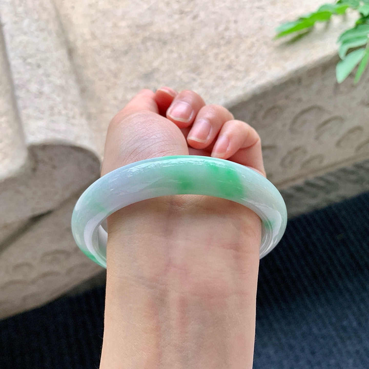 正圈61 62
【圈口】62.7/12.5/9.3
【描述】春彩，水润，种老，细腻，无纹裂！