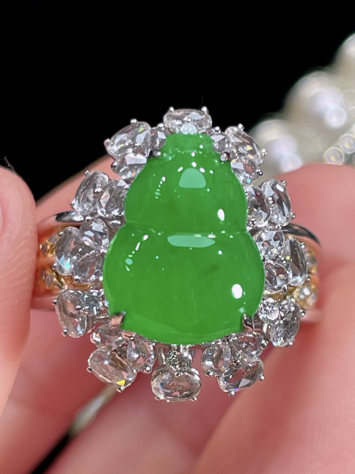 天然缅甸翡翠A货
满绿葫芦戒指
18k金镶嵌钻石 
细腻水灵 实拍接近