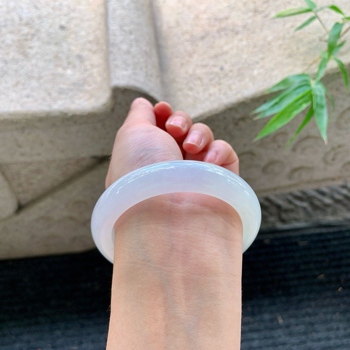 正圈54 55
【圈口】55/12.7/8.8
【描述】冰淡椿彩，水润，种老，细腻，无纹裂！