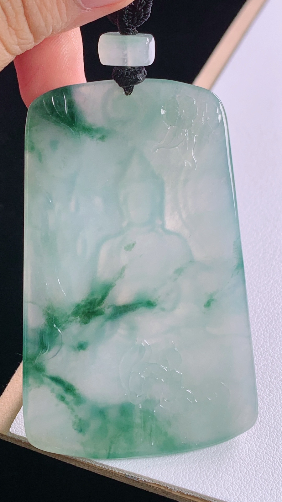 冰飘花虚空藏菩萨
花色灵动，雕工精湛
尺寸:75.5-67.5-42.6-5.3mm