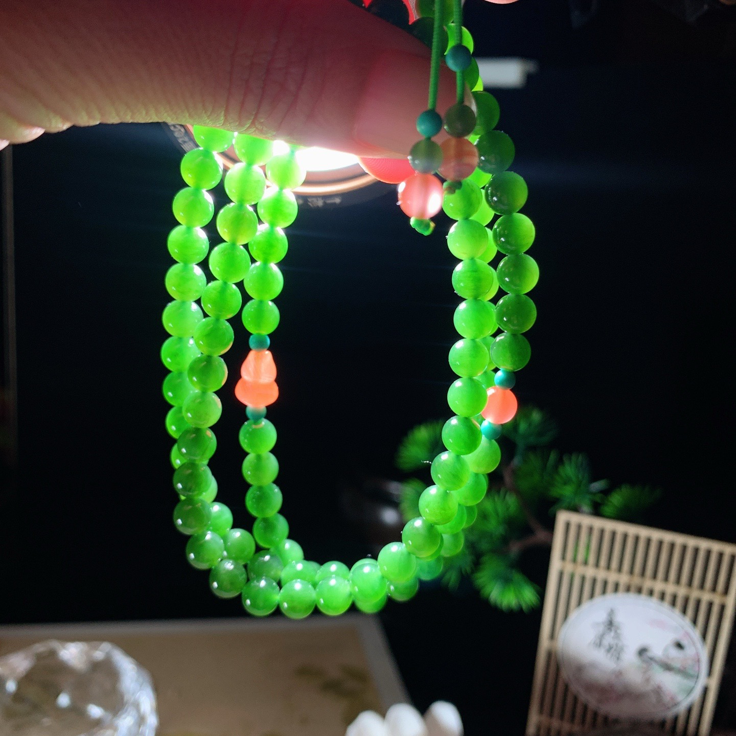 和田玉阳绿俄罗斯碧玉108佛珠项链。单颗尺寸6！玉质细腻油润 底色纯净 脂粉好，品质好。lt260402