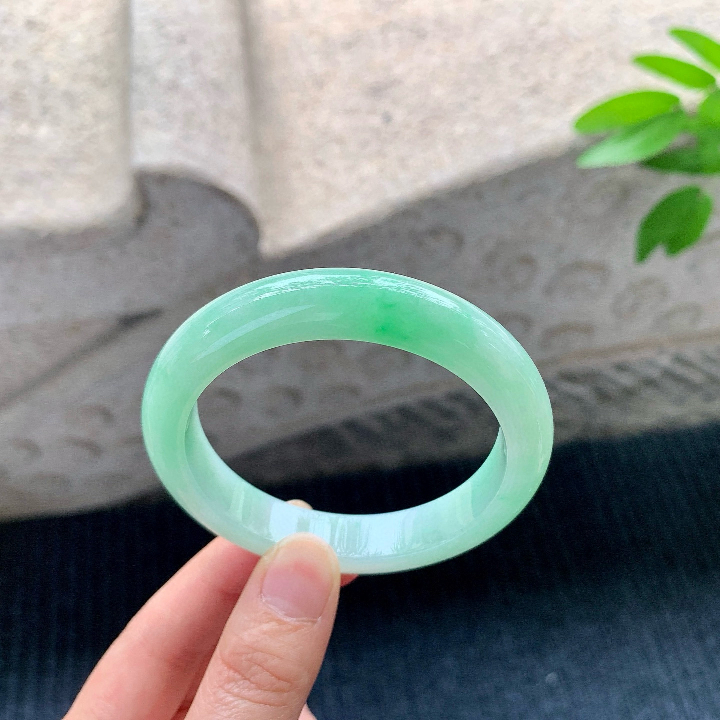 正圈53 54
【圈口】54.4/11.2/8
【描述】细糯飘绿，水润，种老，细腻，无纹裂！