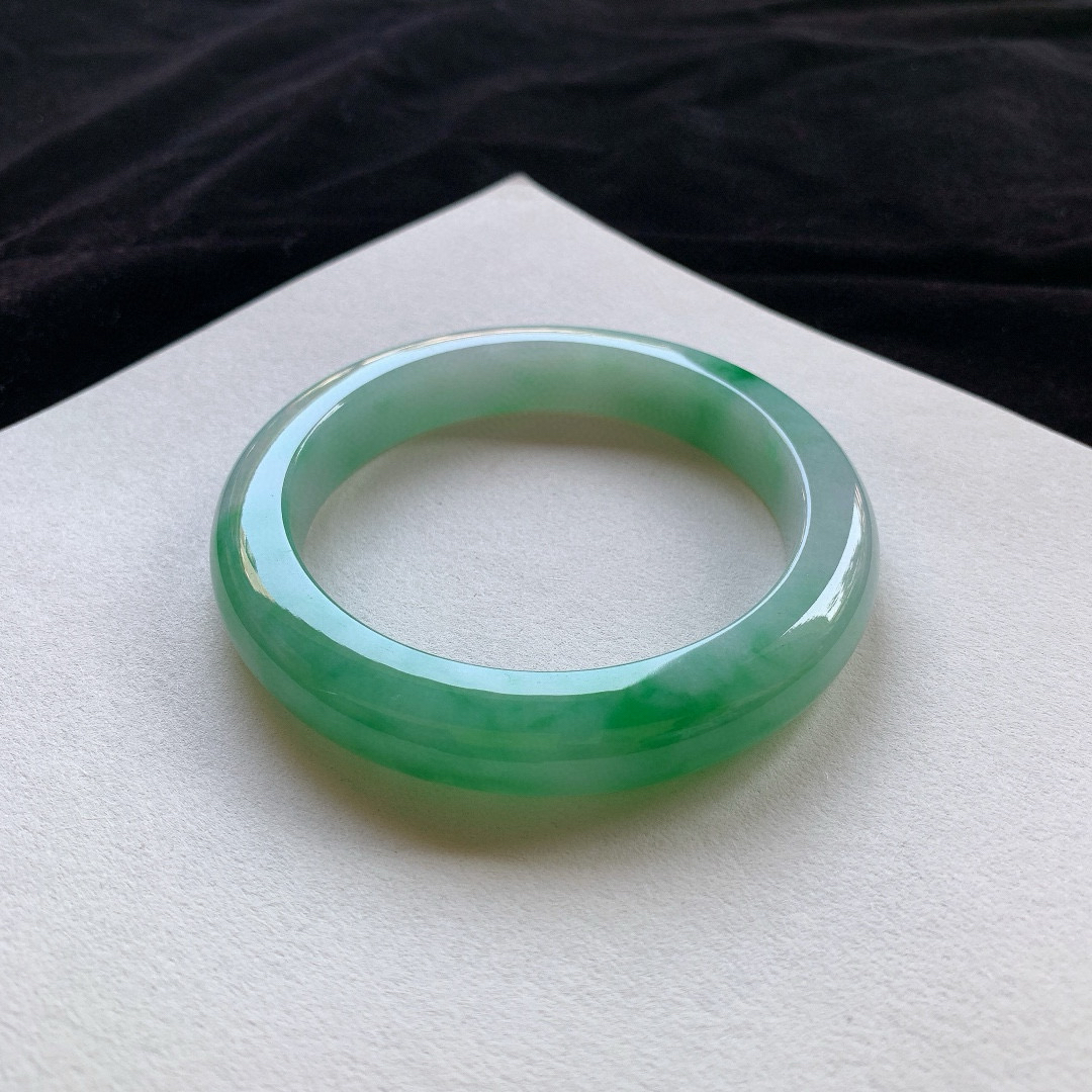 大圈口63.4-12.4-10.5     阳绿正圈手镯 无纹裂