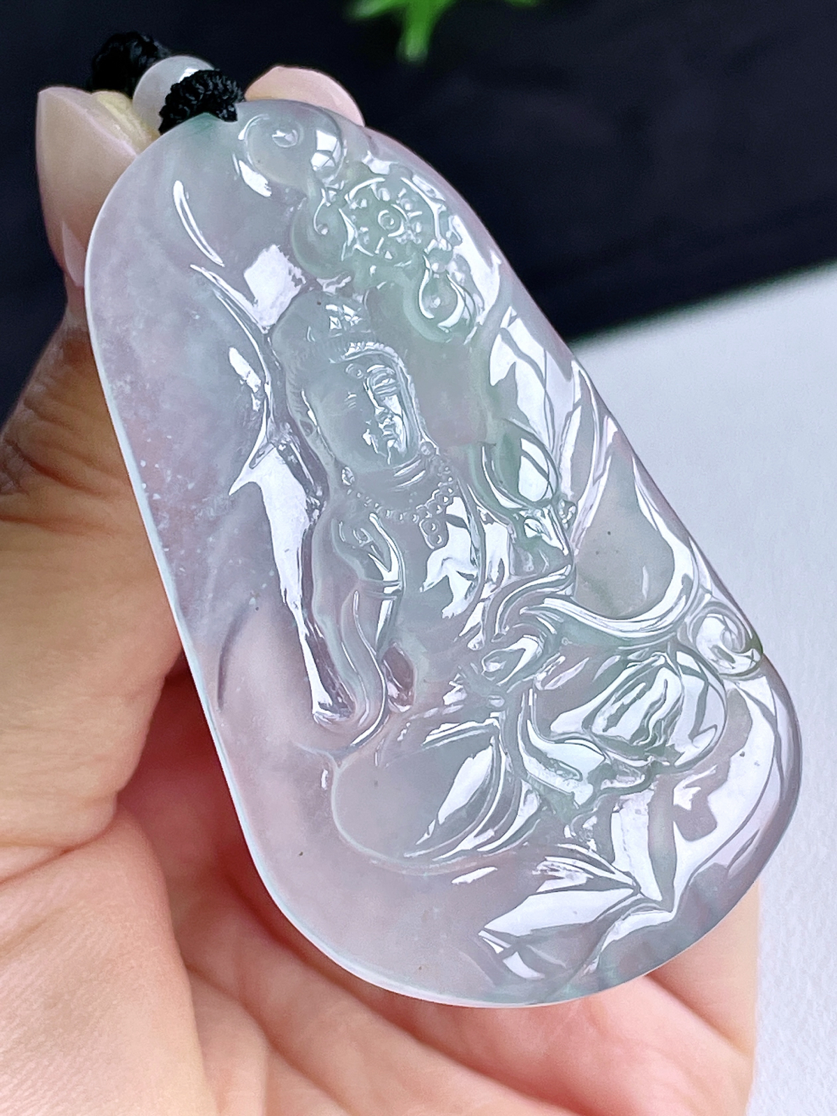 冰飘花大势至菩萨持莲观音牌吊坠
【说明】缅料 完美 性价比高  
【尺寸】61.7-36.3-5.2