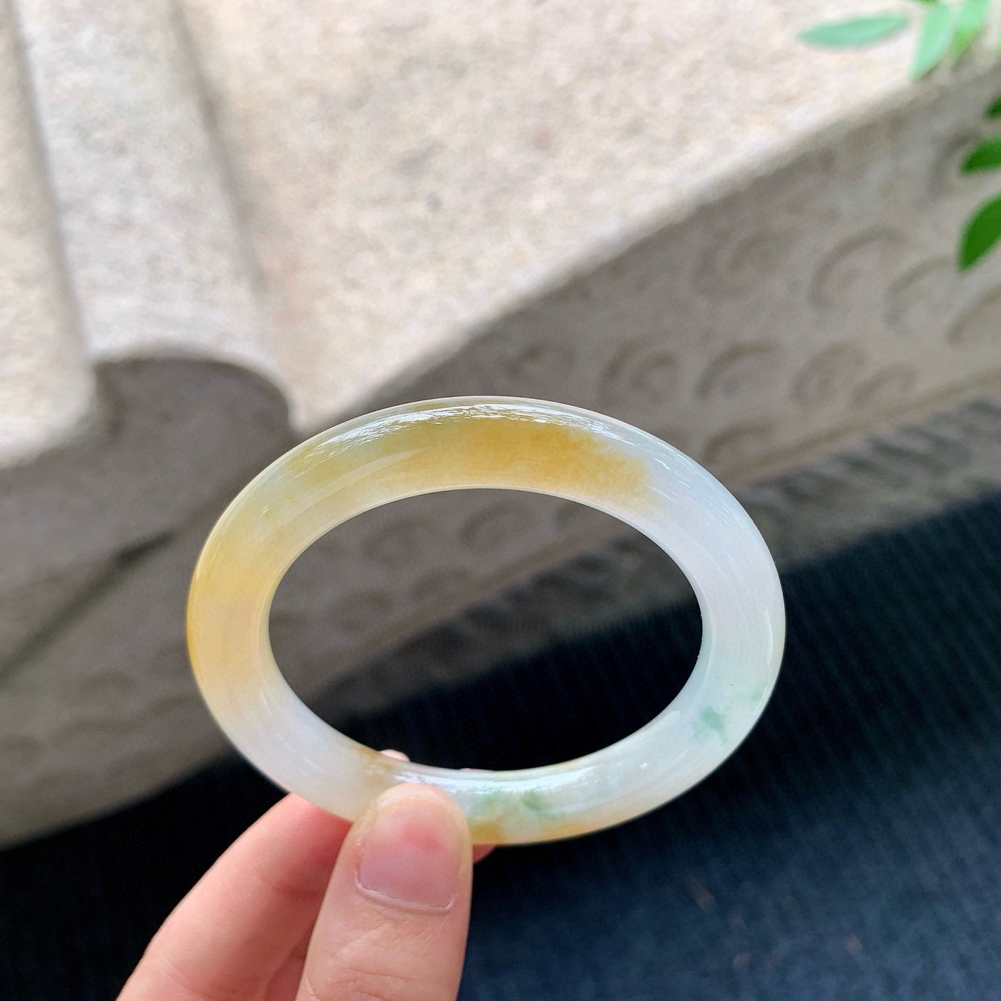 圆条49 50
【圈口】50.5/9/9
【描述】冰糯黄翡，水润，种老，细腻，无纹裂！