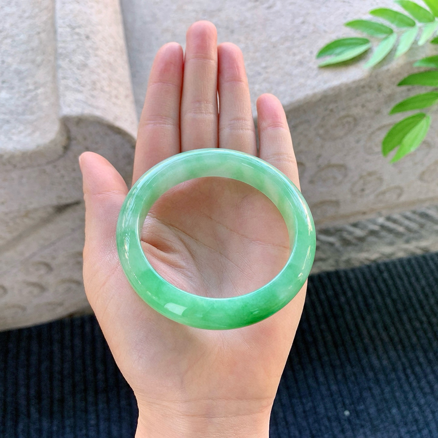 正圈53 54
【圈口】54.7/12.2/8.4
【描述】飘辣绿，水润，种老，细腻，无纹裂！