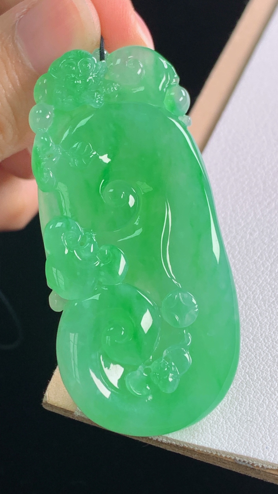 高品质
冰晴绿如意
种色兼备，水润细腻
尺寸:54.3-25.8-9.5mm