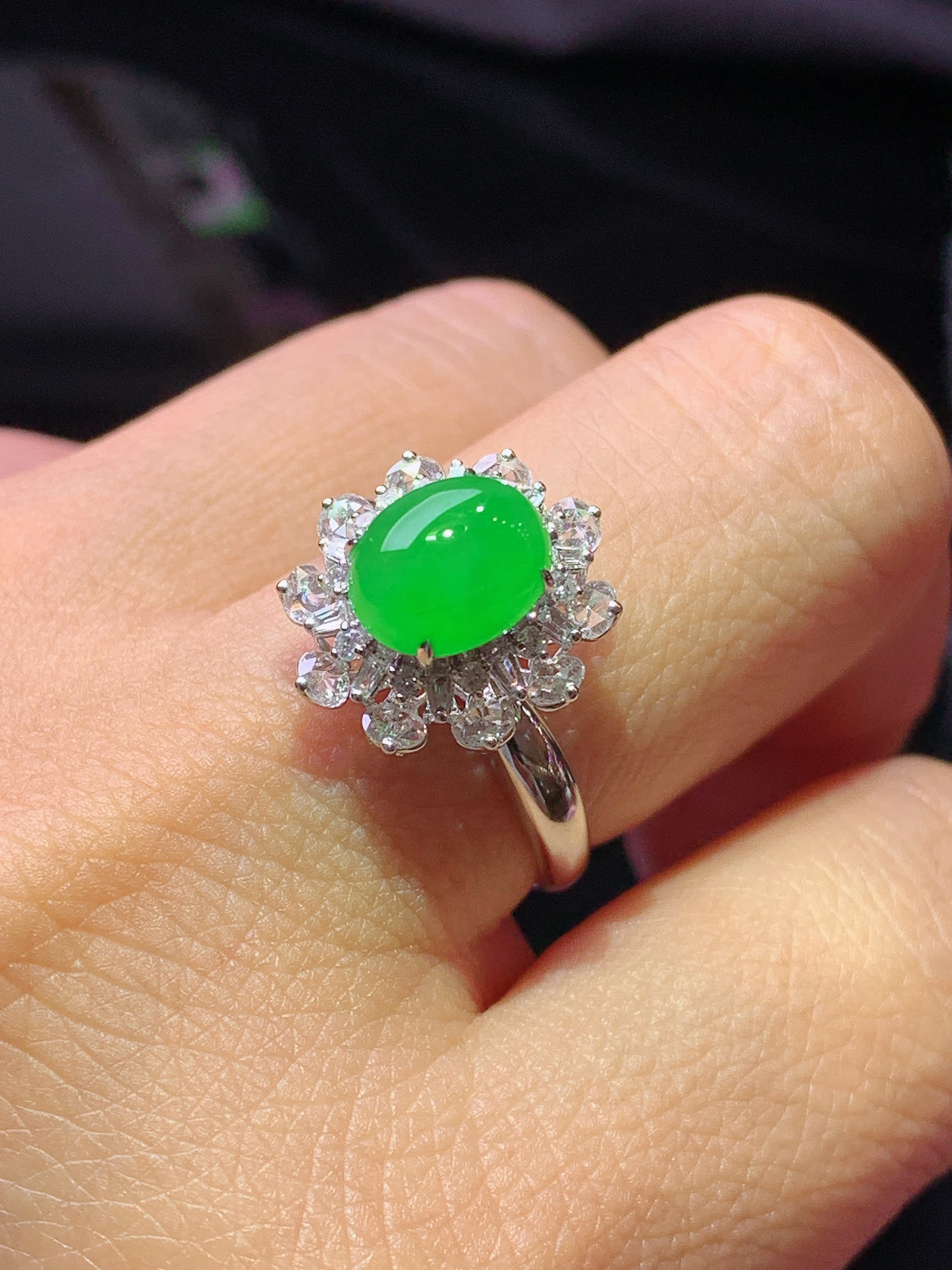 18k金钻镶嵌翠绿蛋面戒指 玉质细腻 色泽艳丽清新 水润亮眼 圈口14 整体尺寸14.8*13*11.5k1